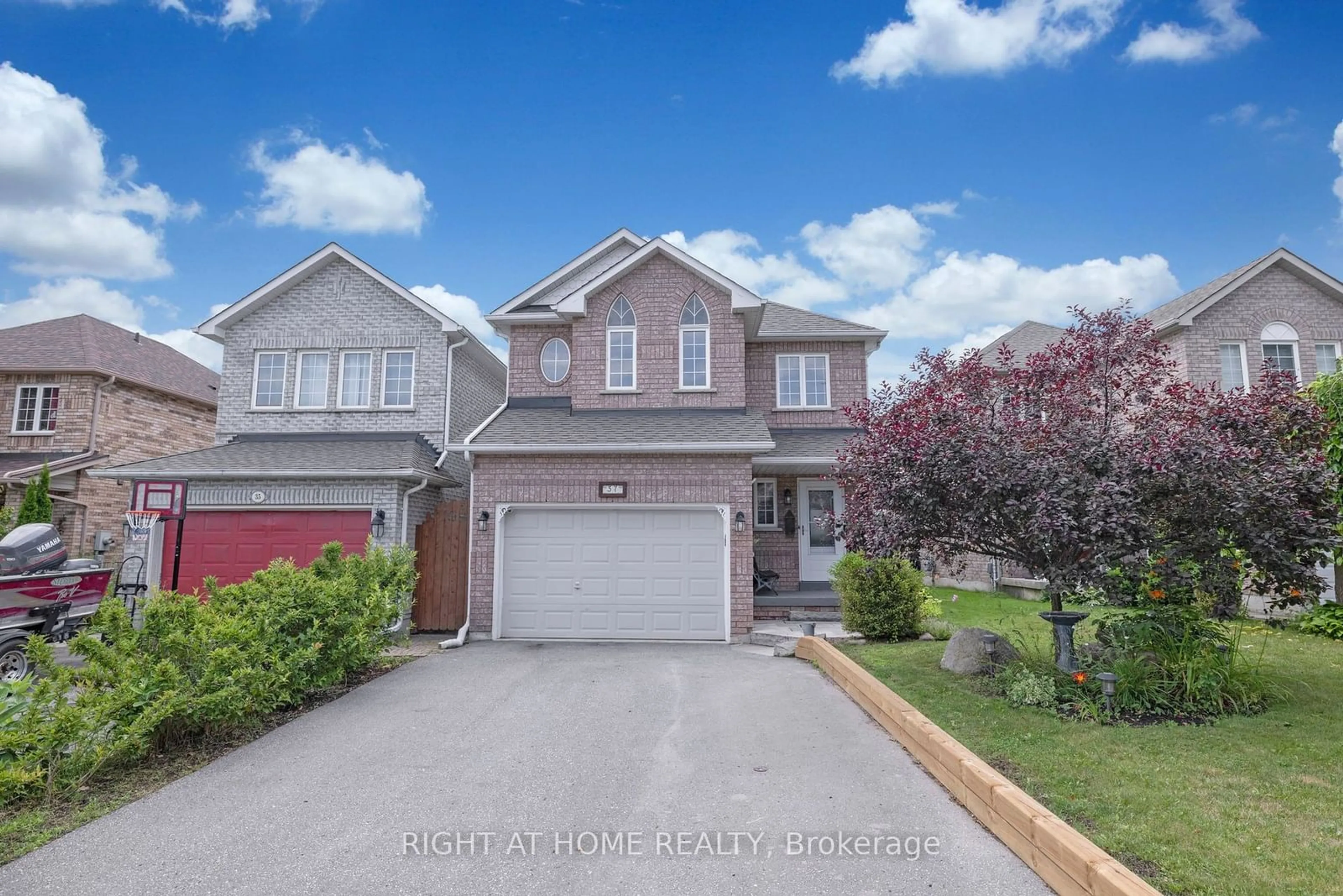 Frontside or backside of a home for 37 Lownie Crt, Clarington Ontario L1C 5C8