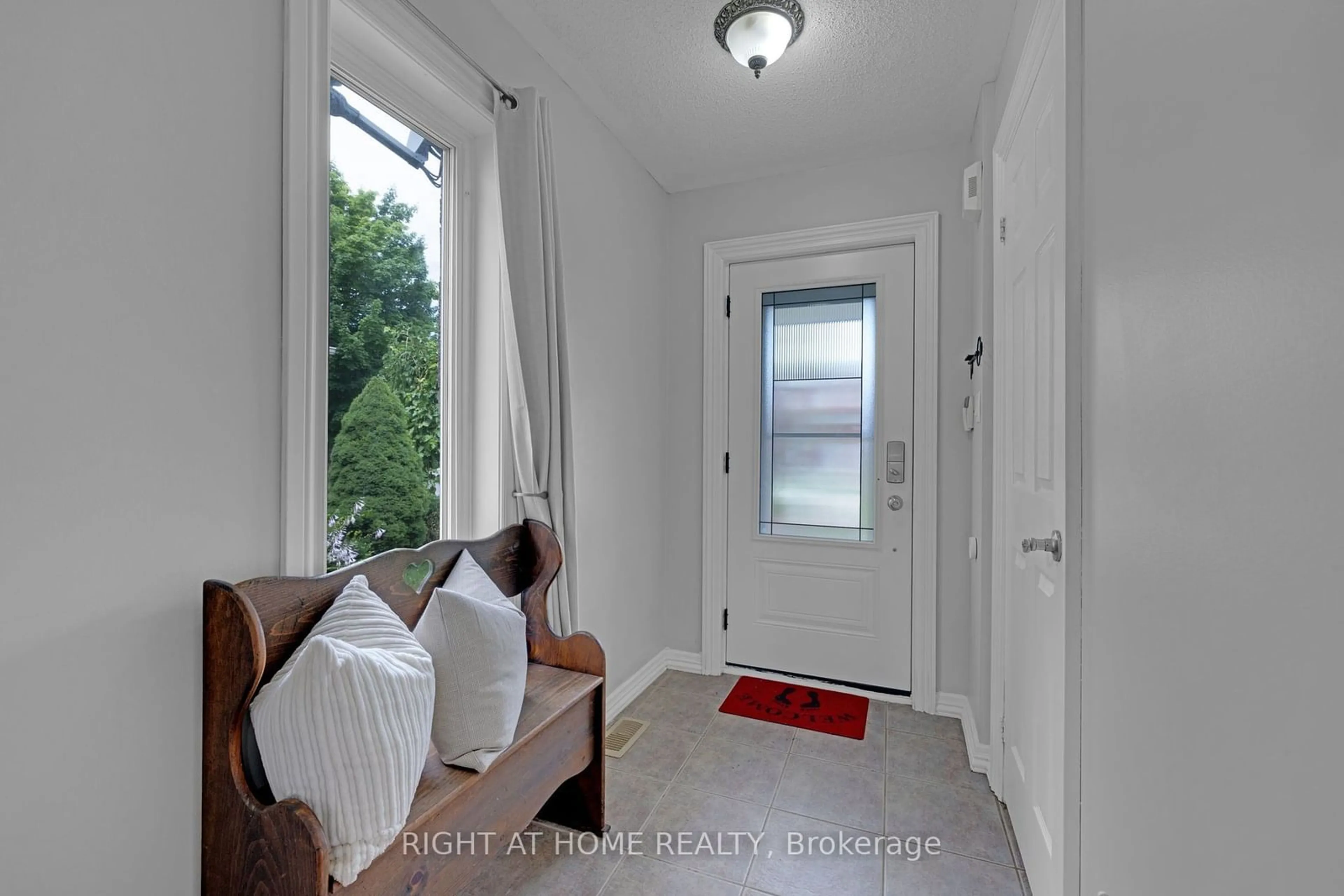 Indoor entryway for 37 Lownie Crt, Clarington Ontario L1C 5C8