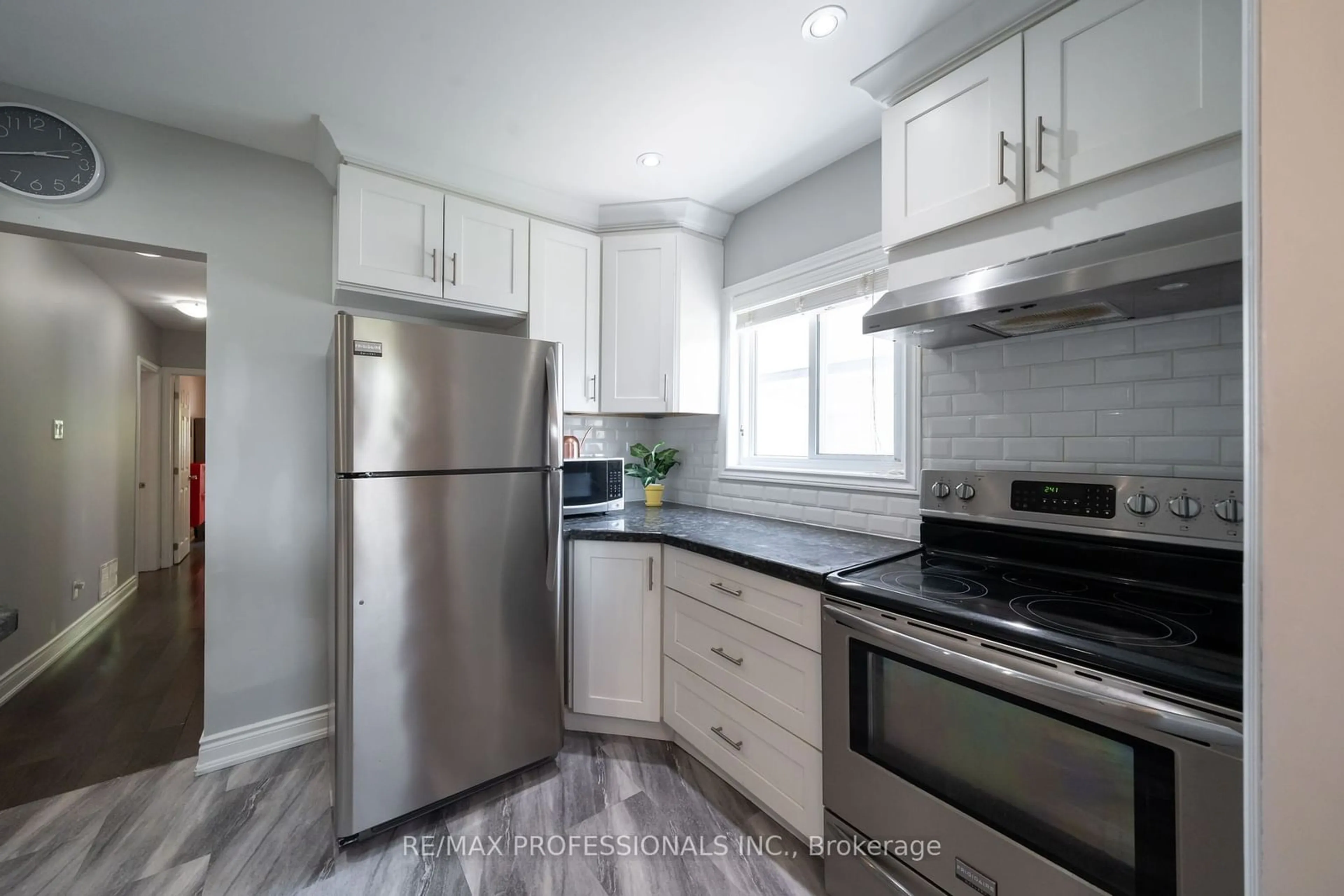 Standard kitchen for 725 Pharmacy Ave, Toronto Ontario M1L 3J4