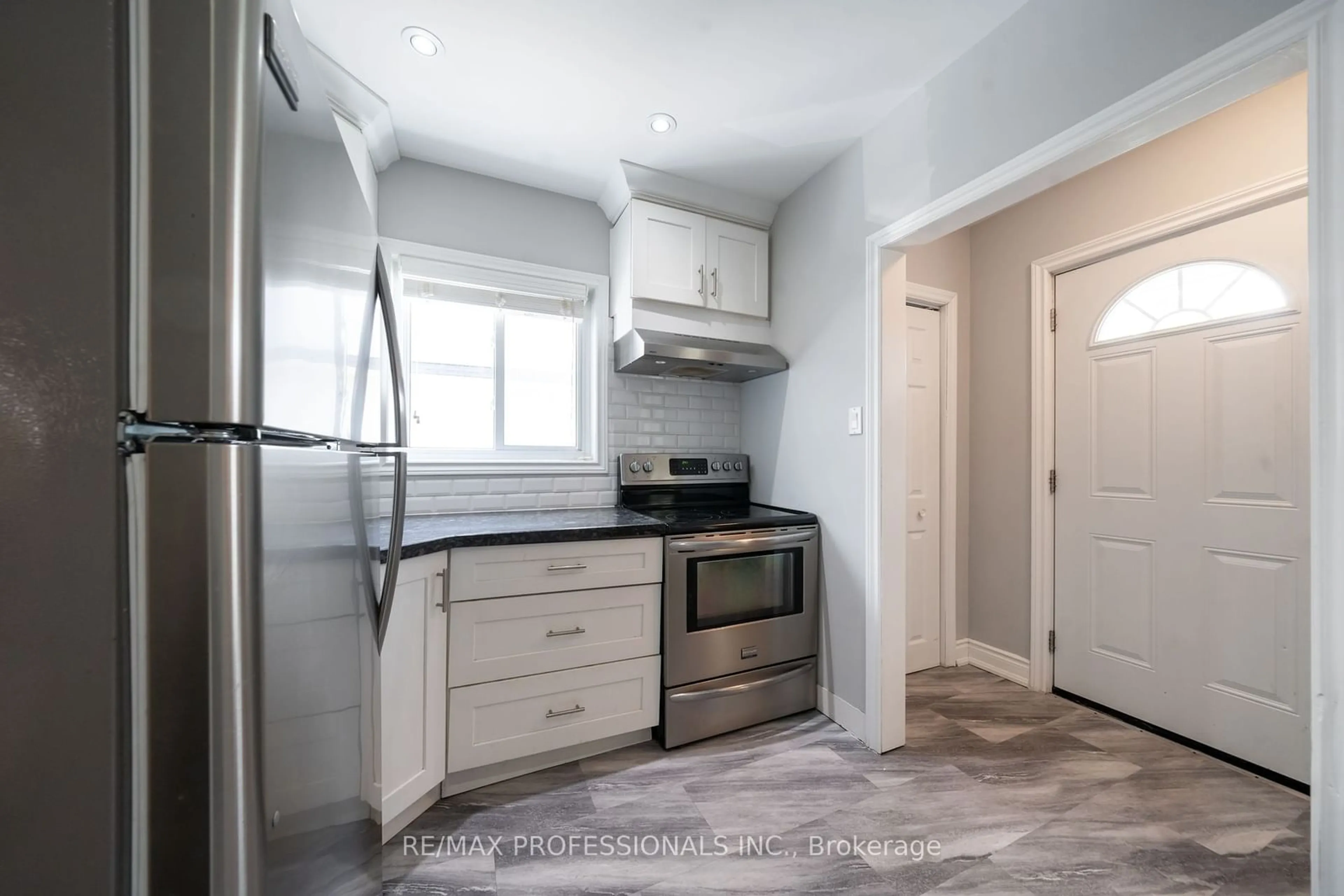 Standard kitchen for 725 Pharmacy Ave, Toronto Ontario M1L 3J4