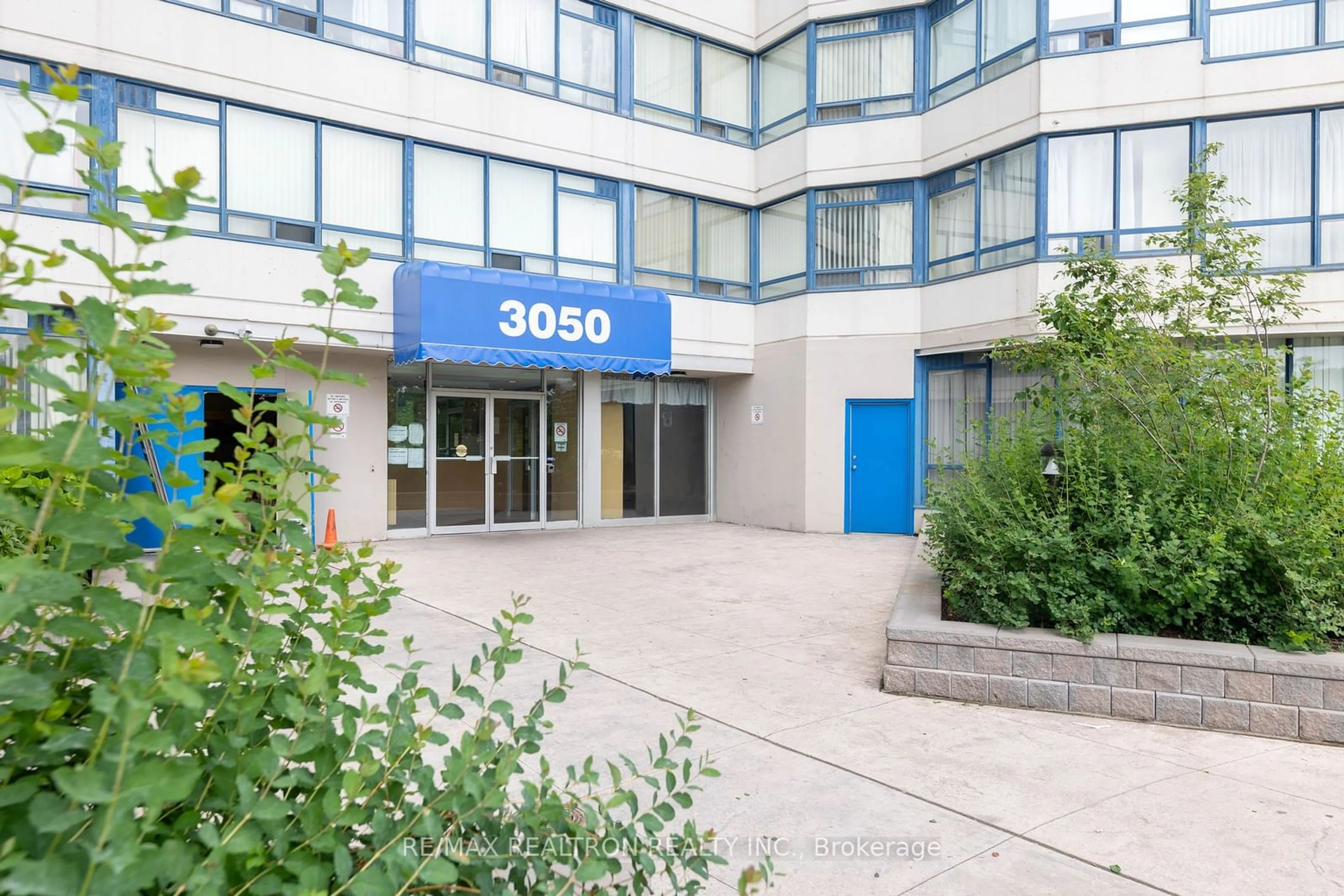 Indoor foyer for 3050 Ellesmere Rd #811, Toronto Ontario M1E 5E6