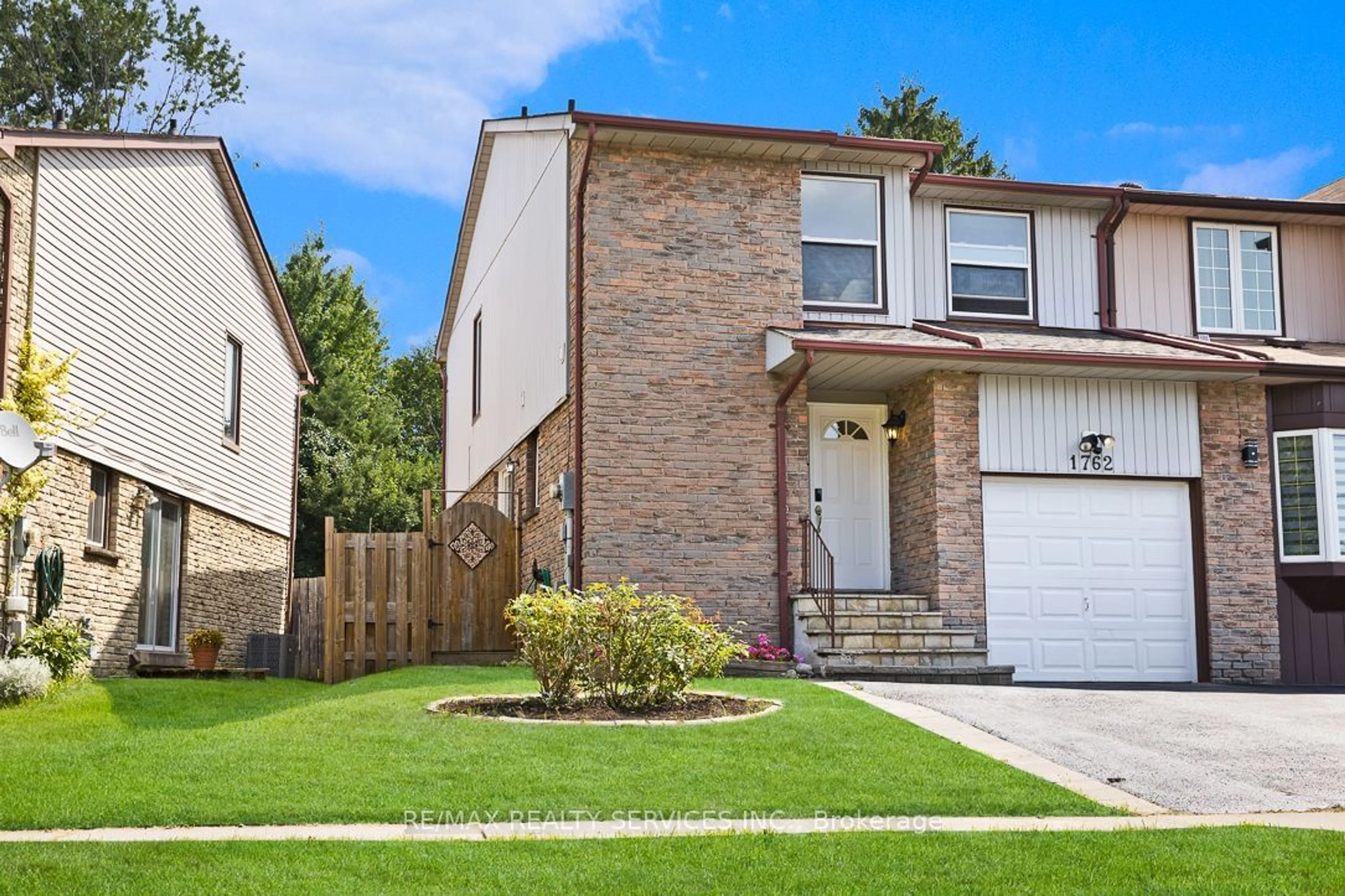 Frontside or backside of a home for 1762 Bronte Sq, Pickering Ontario L1V 3B8