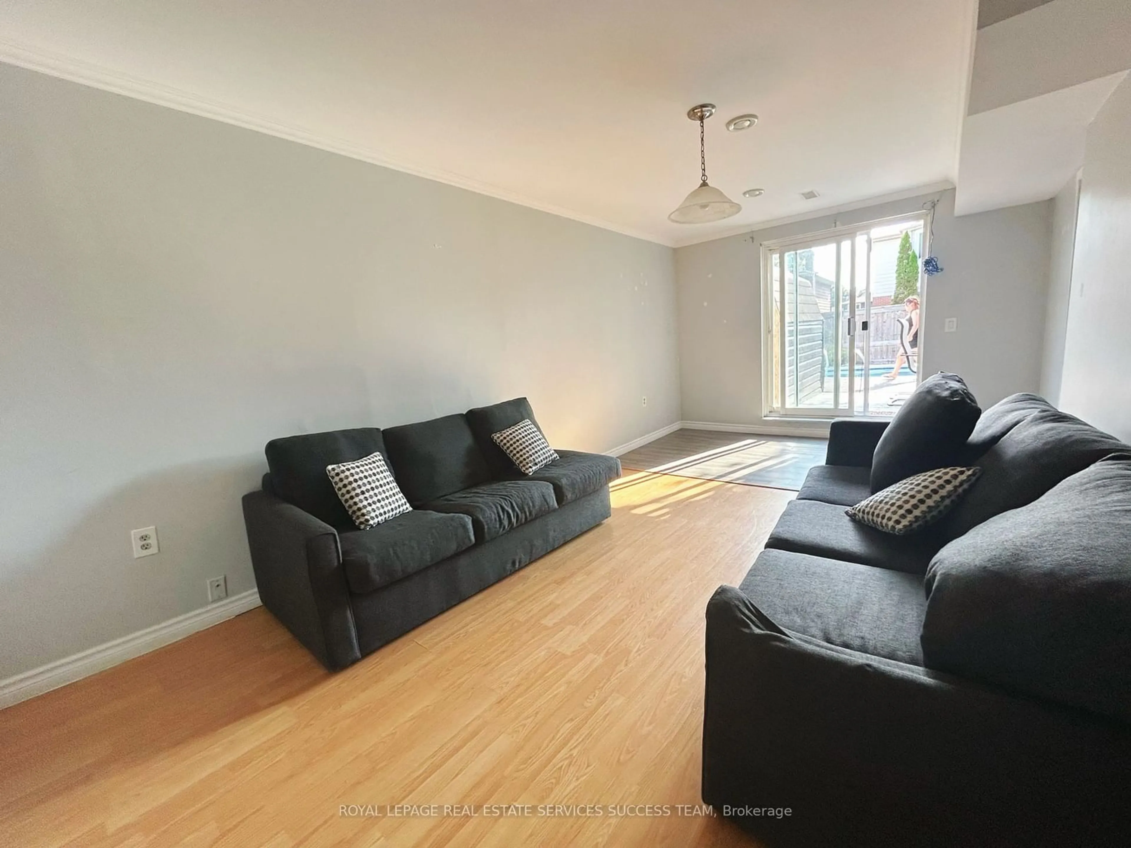 Living room for 129 Lawrence Cres, Clarington Ontario L1C 3S6
