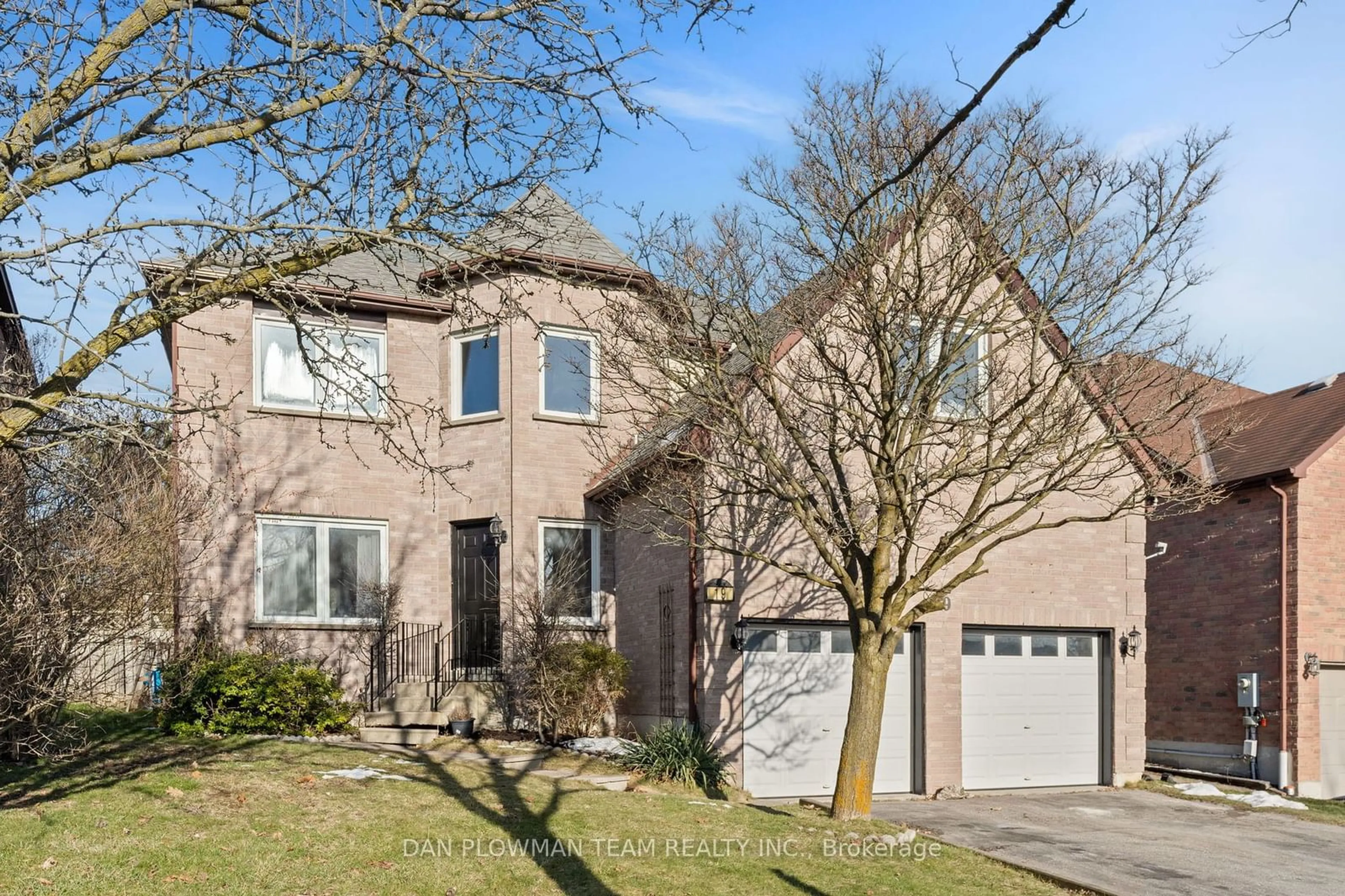 Frontside or backside of a home for 19 Elmeroy Crt, Whitby Ontario L1N 8A5