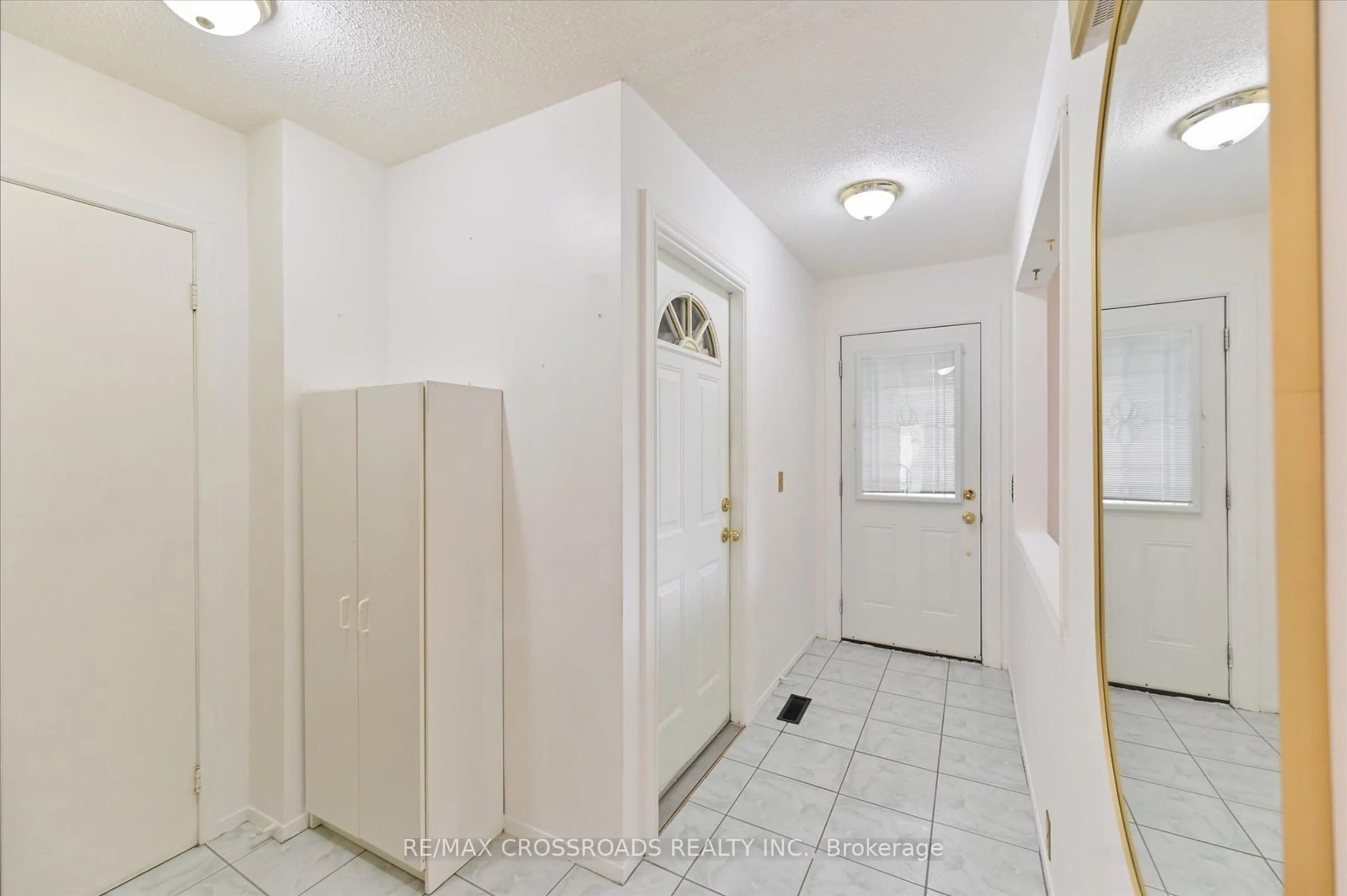 Indoor foyer for 28 Warwick Castle Crt, Toronto Ontario M1B 3E1