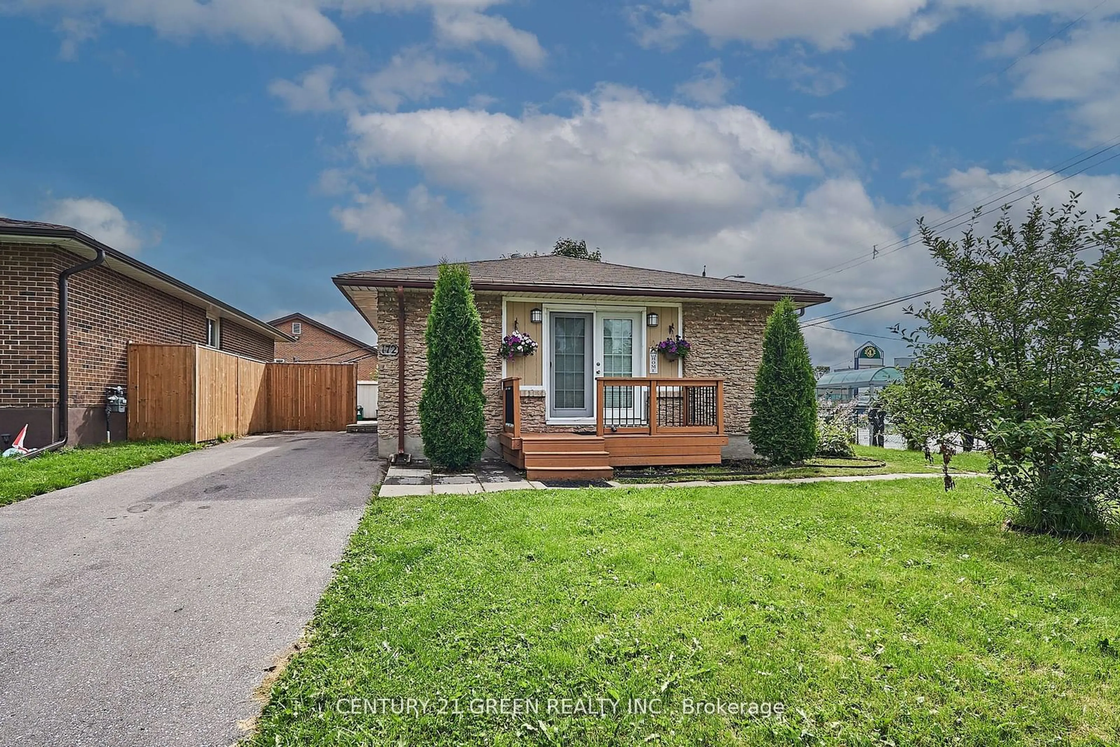 Frontside or backside of a home for 172 Claymore Cres, Oshawa Ontario L1G 6G2