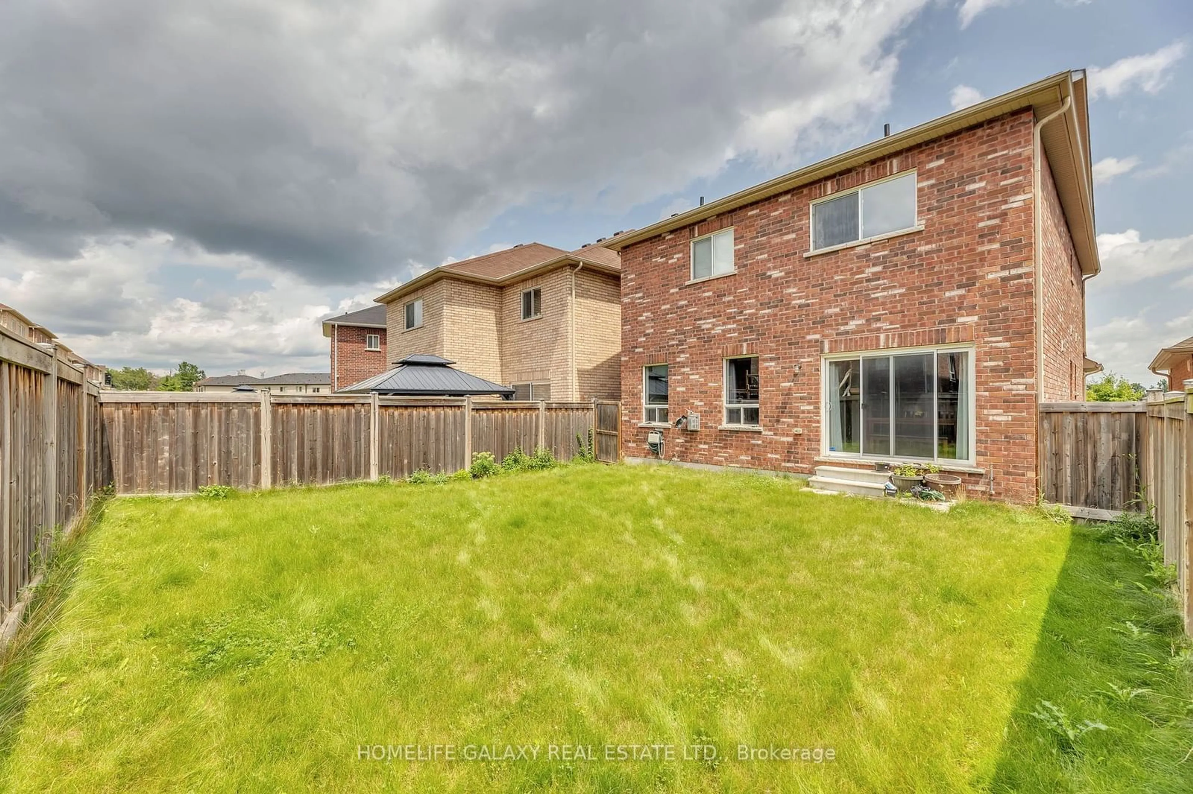 Frontside or backside of a home, the fenced backyard for 2560 Standardbred Dr, Oshawa Ontario L1L 0H9