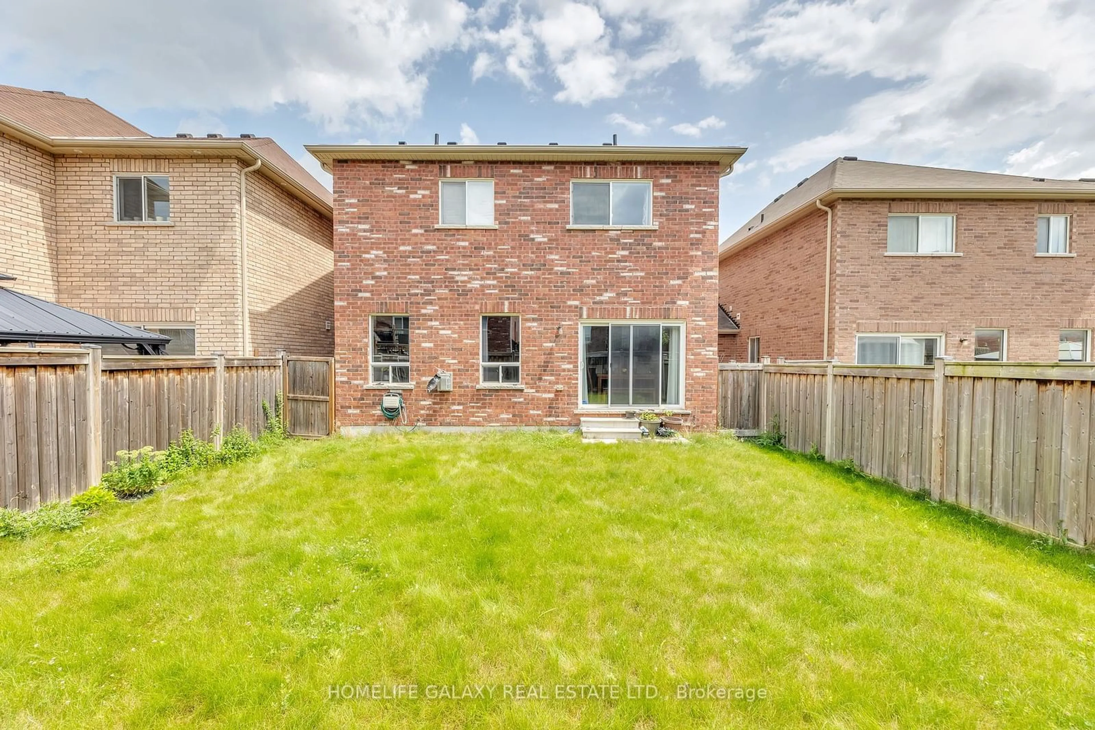 Frontside or backside of a home, the fenced backyard for 2560 Standardbred Dr, Oshawa Ontario L1L 0H9