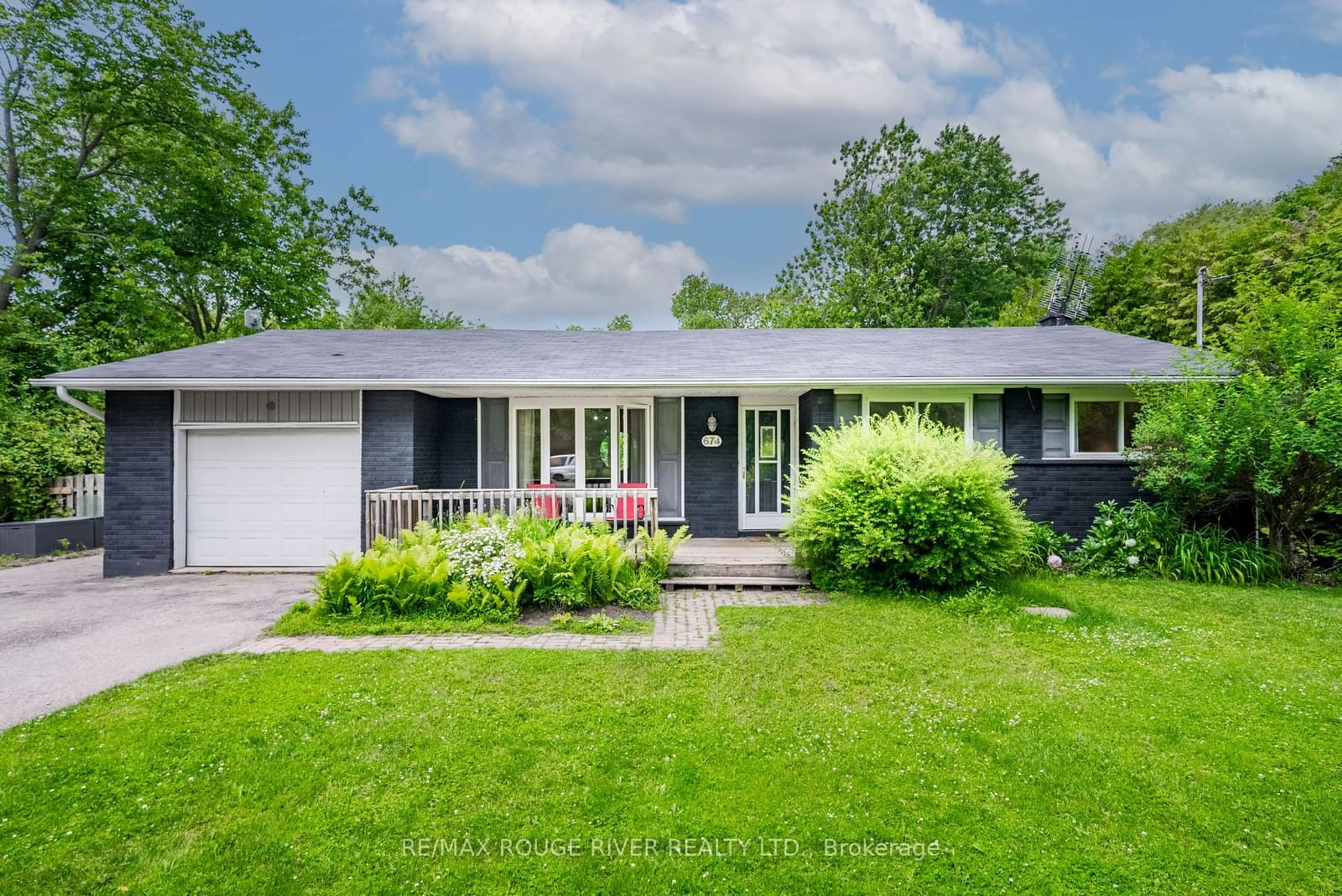 Frontside or backside of a home for 674 Roselawn Ave, Oshawa Ontario L1L 1B2