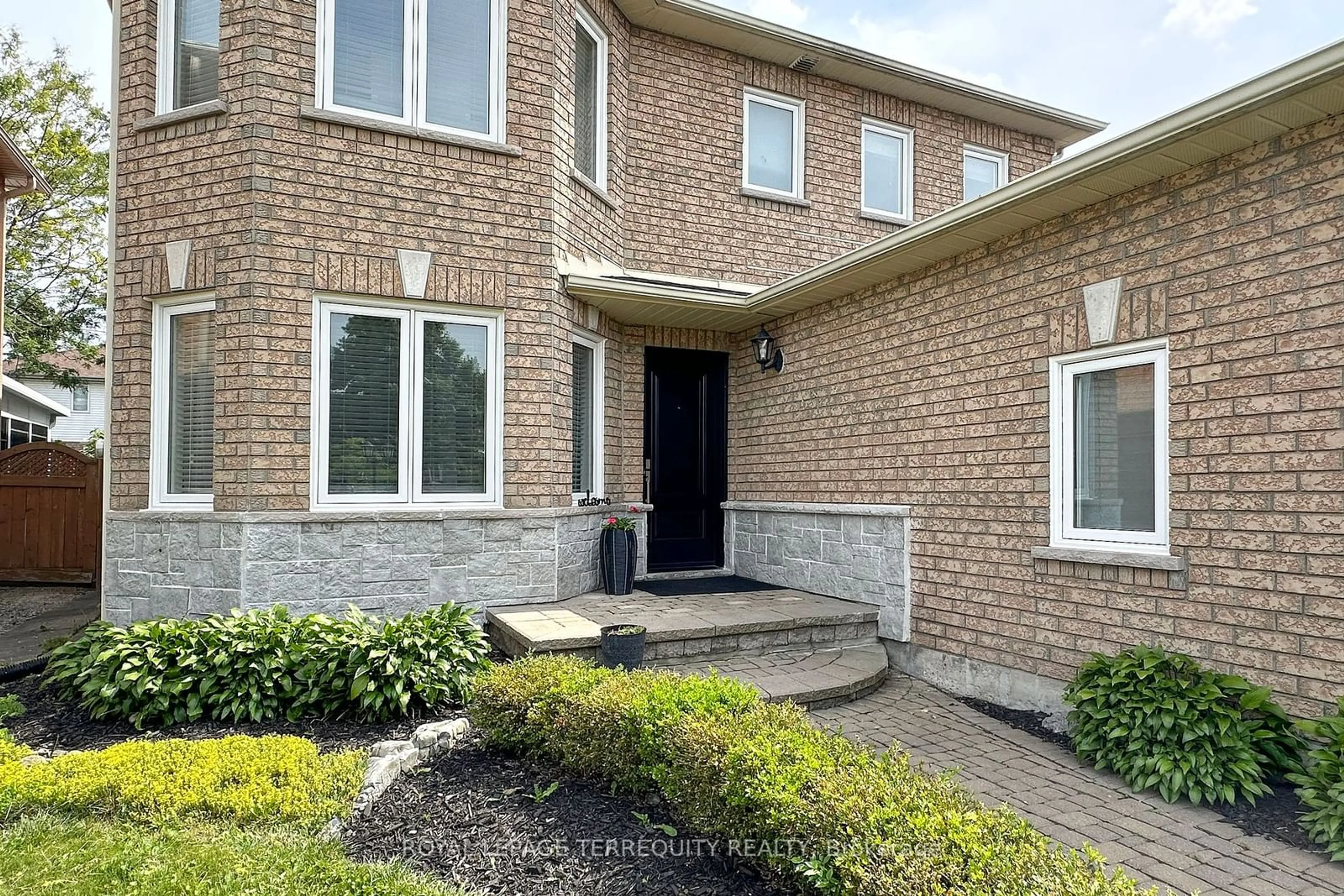 Home with brick exterior material for 1053 Beaver Valley Cres, Oshawa Ontario L1J 8N2