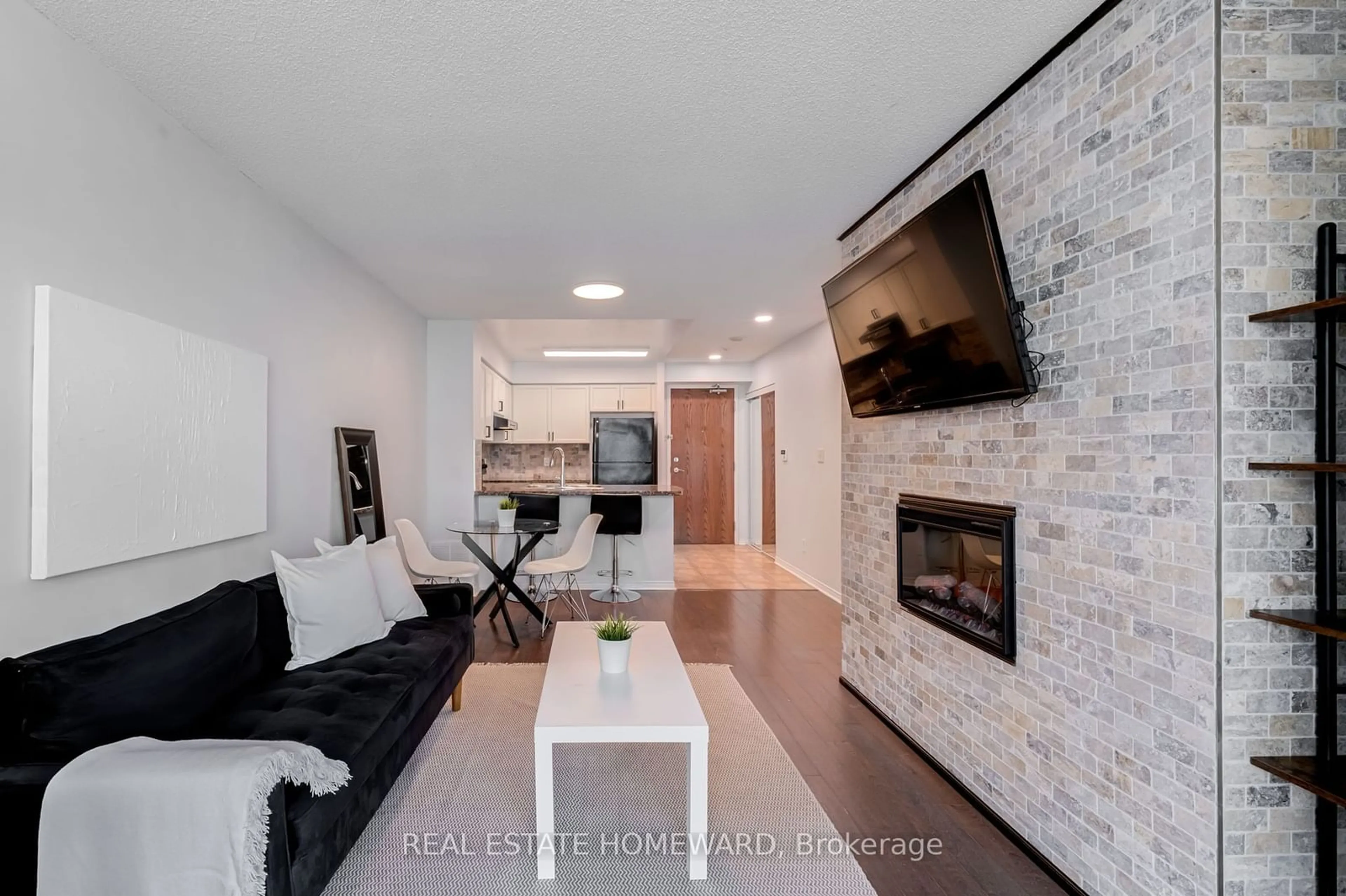 Living room for 1863 QUEEN St #206, Toronto Ontario M4L 3Y6