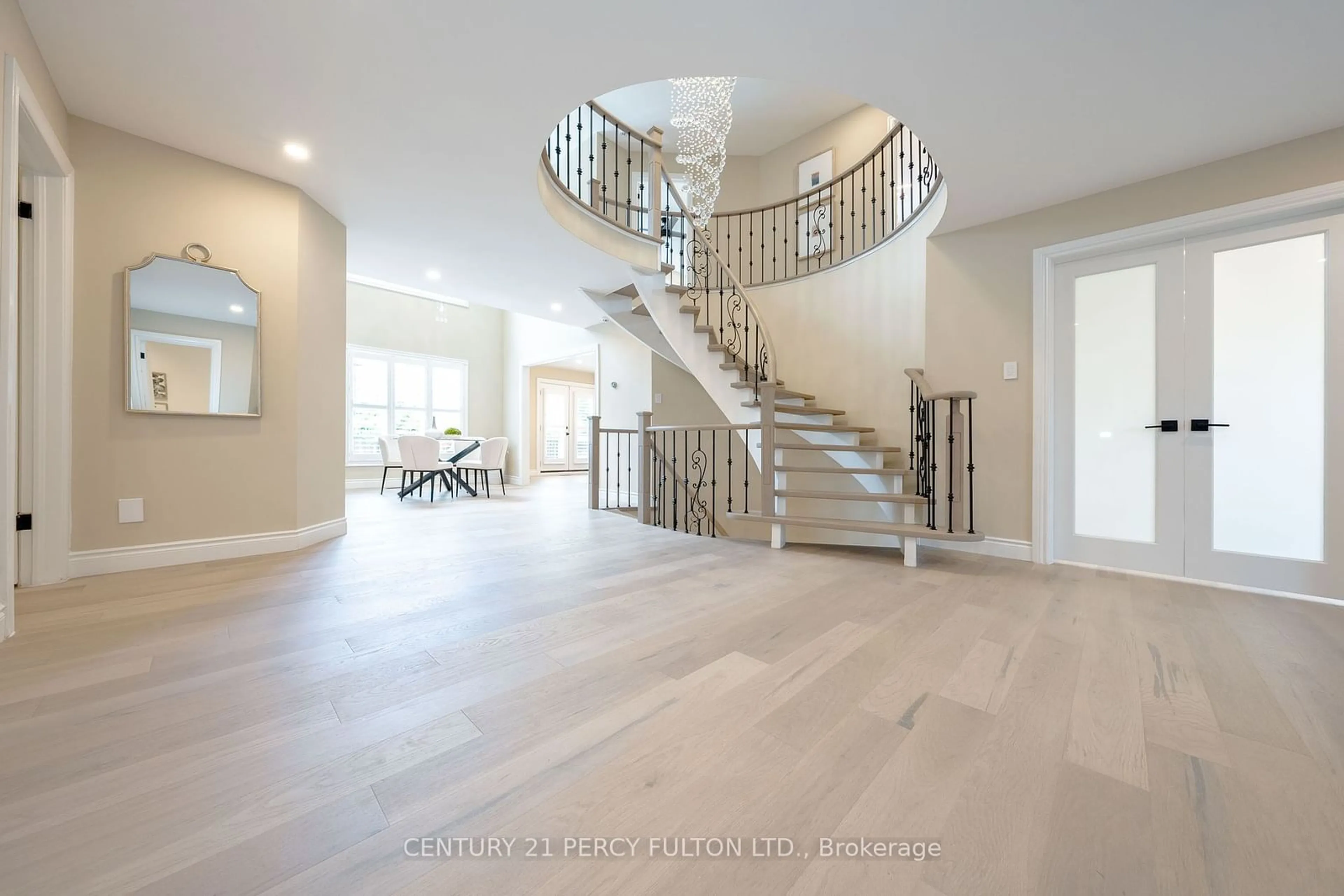 Indoor foyer for 394 East Ave, Toronto Ontario M1C 2W6