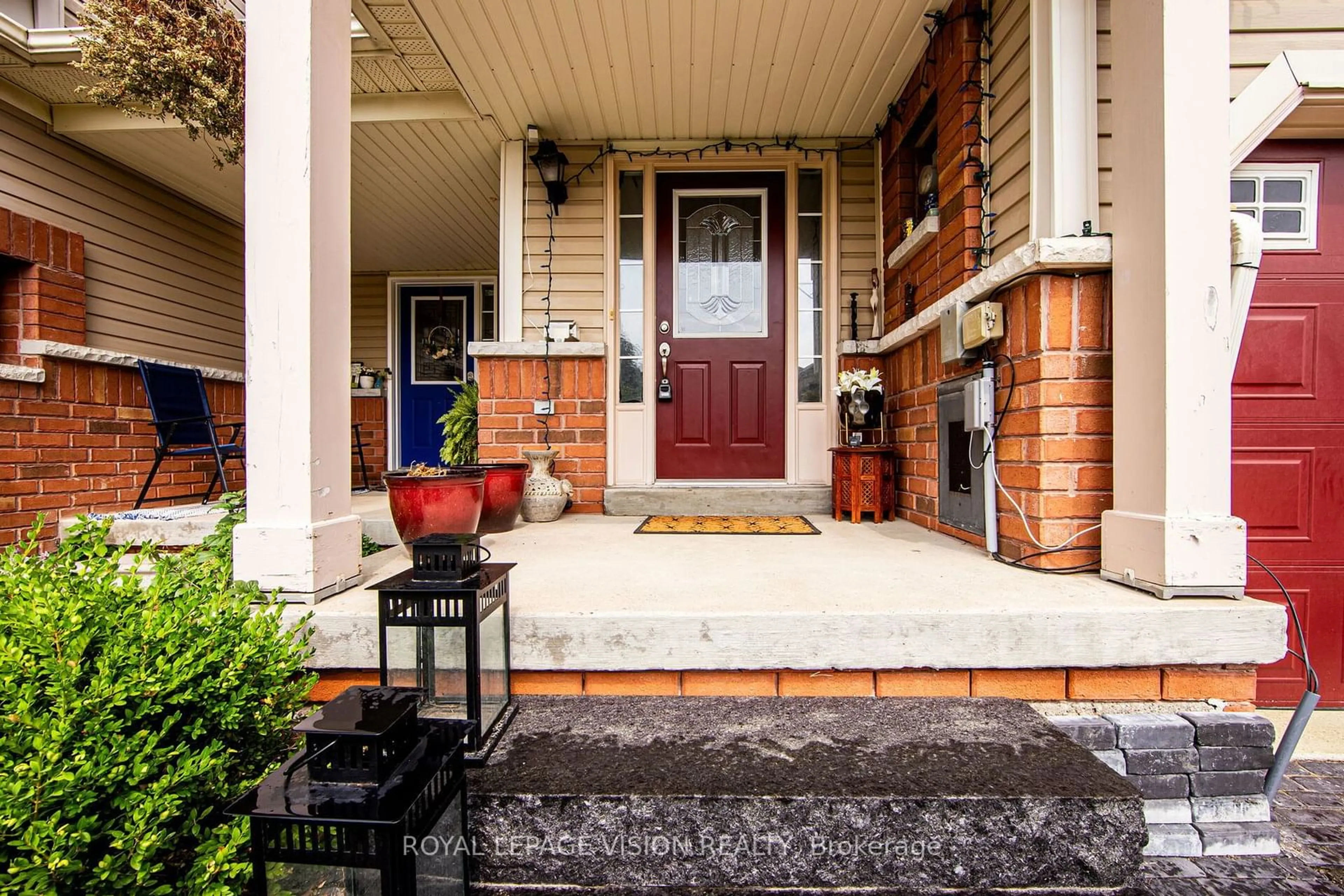 Indoor entryway for 55 Vanier St, Whitby Ontario L1R 3H2