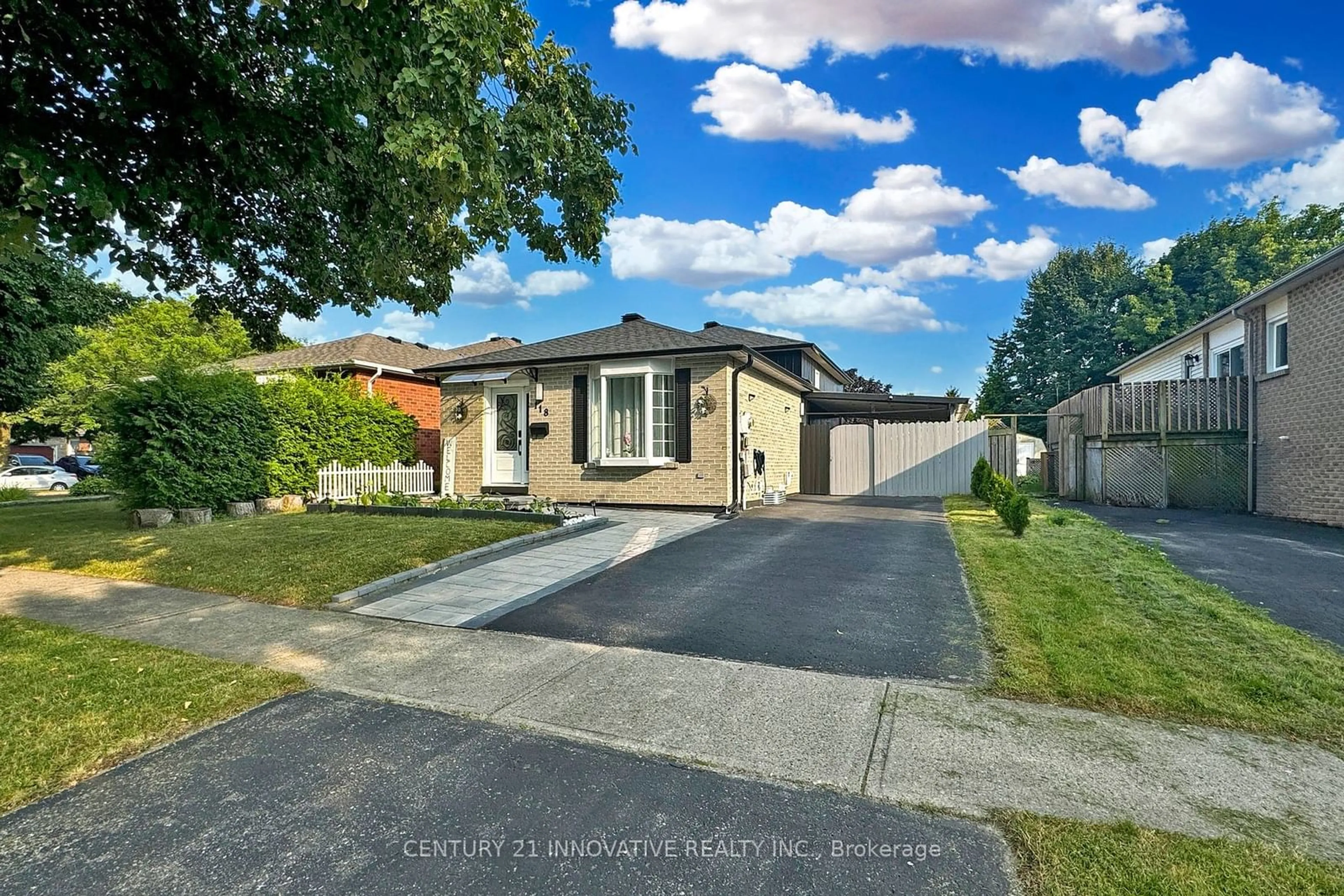 Frontside or backside of a home for 118 Homefield Sq, Clarington Ontario L1E 1K9