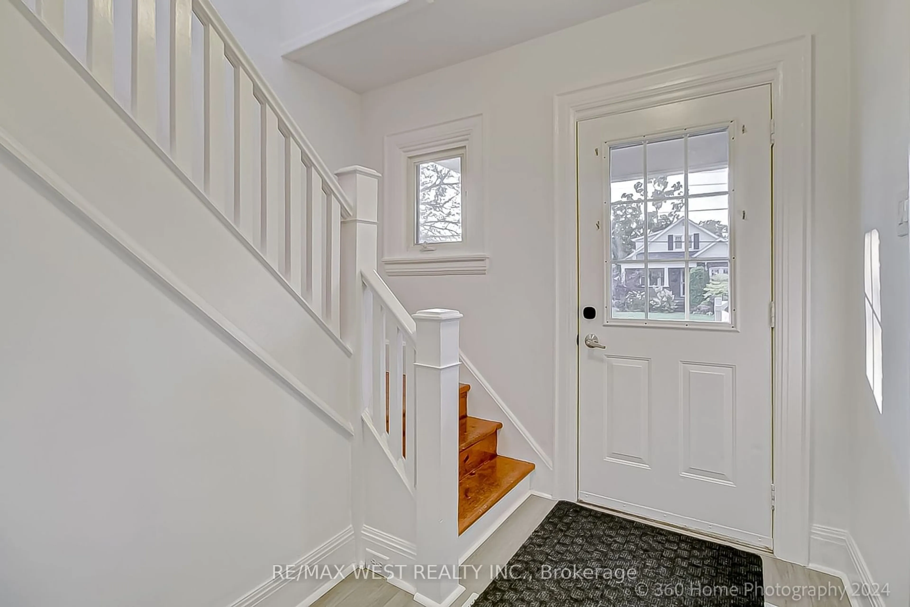 Indoor entryway for 307 Eulalie Ave, Oshawa Ontario L1H 2B6