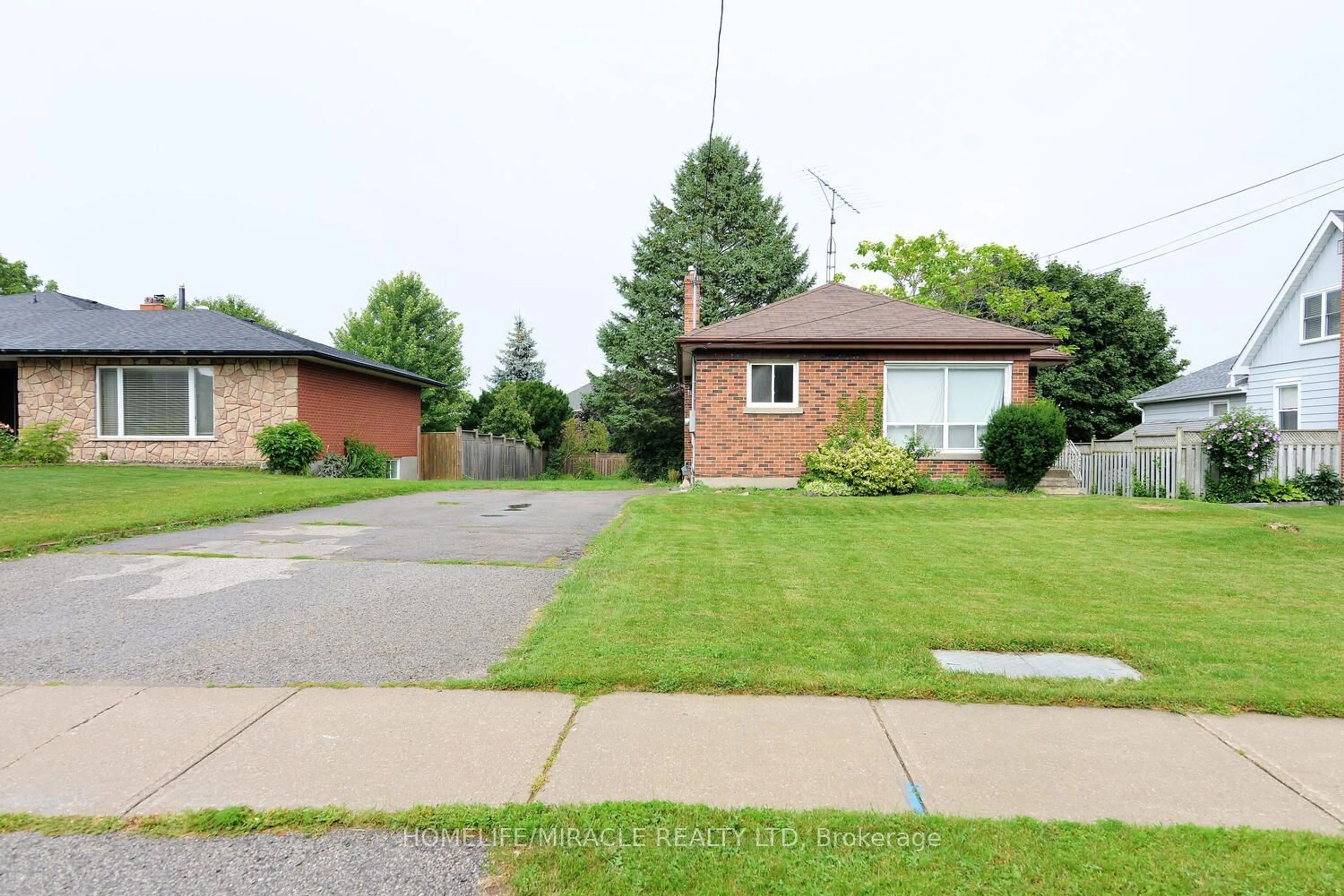 Frontside or backside of a home for 313 Kendalwood Rd, Whitby Ontario L1N 2G2