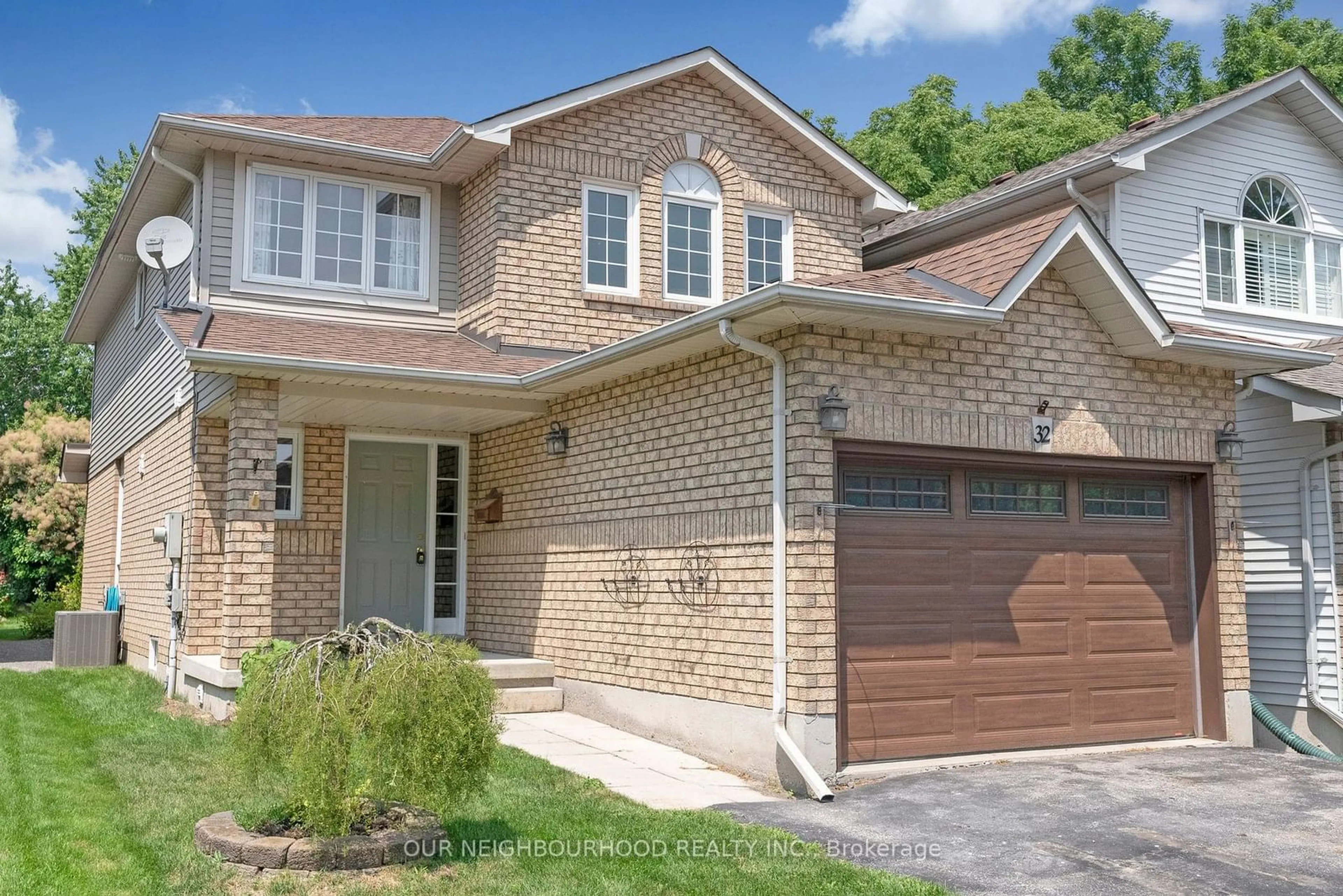 Home with brick exterior material for 32 Borland Crt, Clarington Ontario L1C 4T6