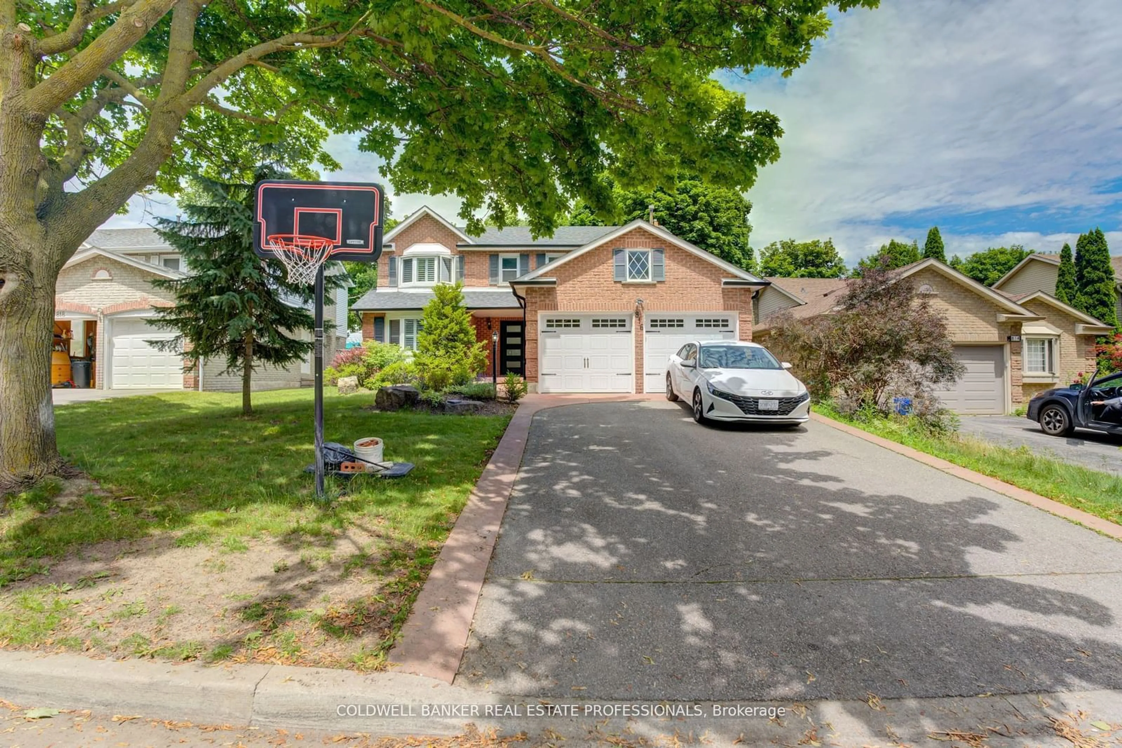 Street view for 816 Ironwood Crt, Whitby Ontario L1N 6S3
