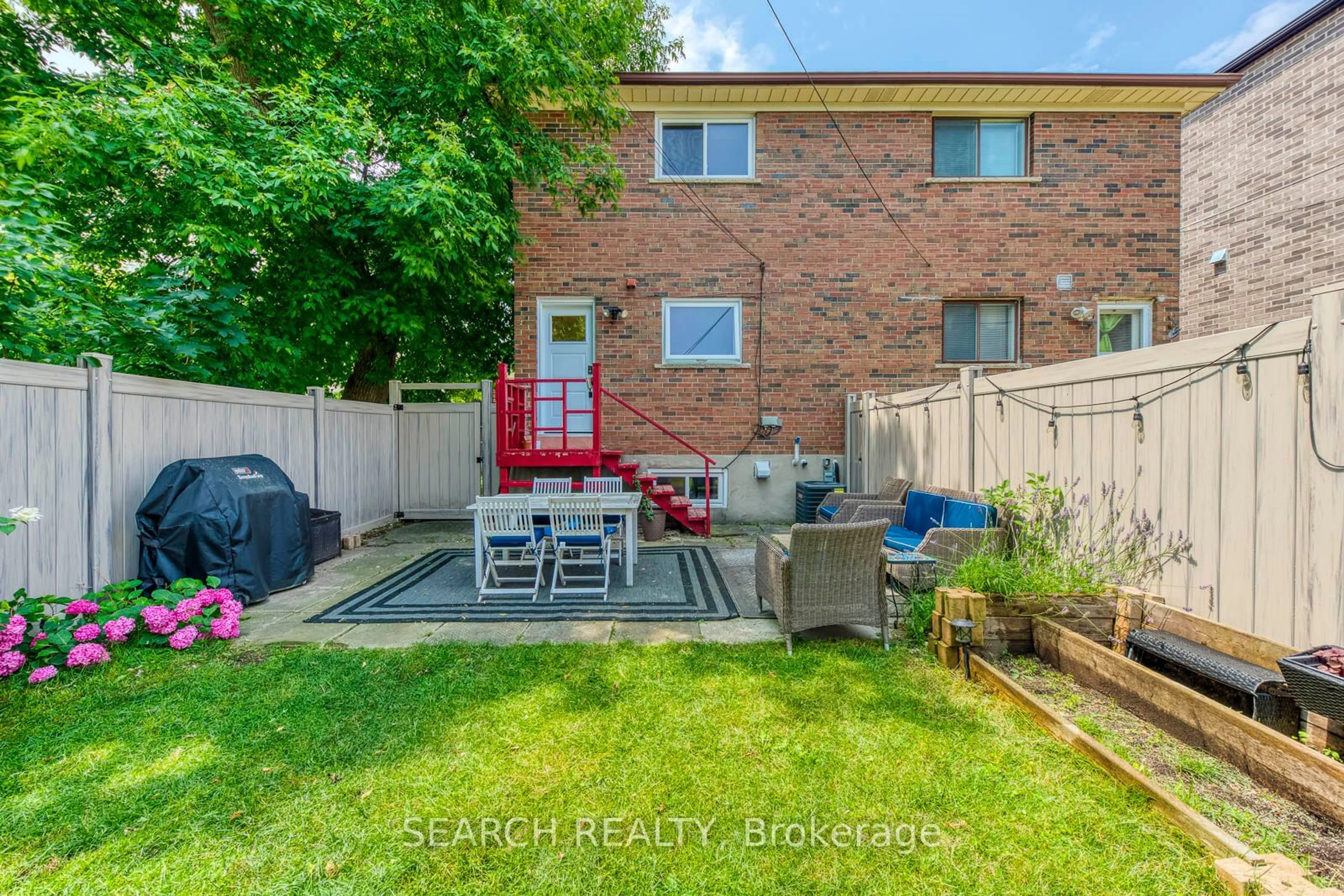 Patio for 137 Leyton Ave, Toronto Ontario M1L 3V3