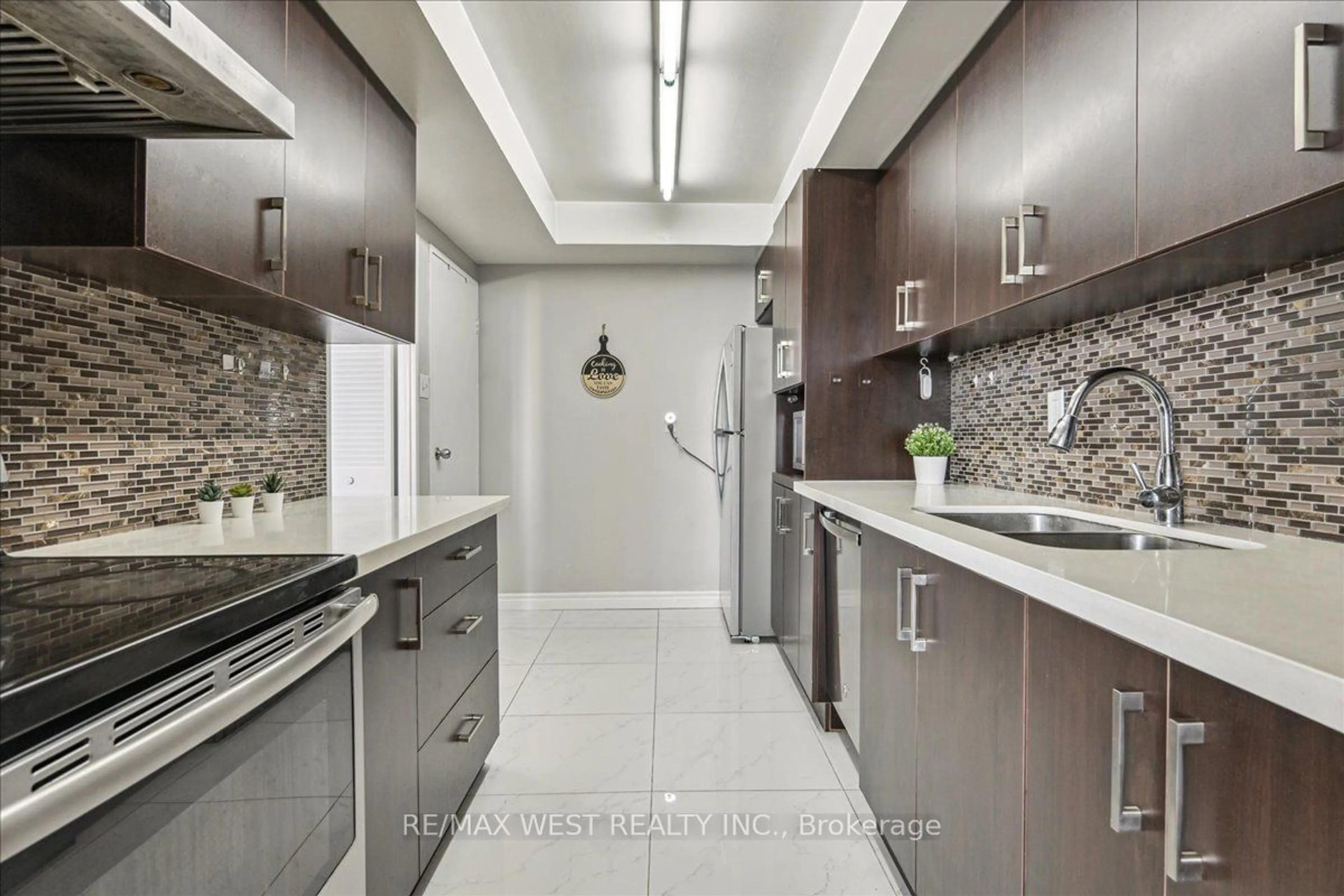 Contemporary kitchen for 10 Stonehill Crt #1205, Toronto Ontario M1W 2X8