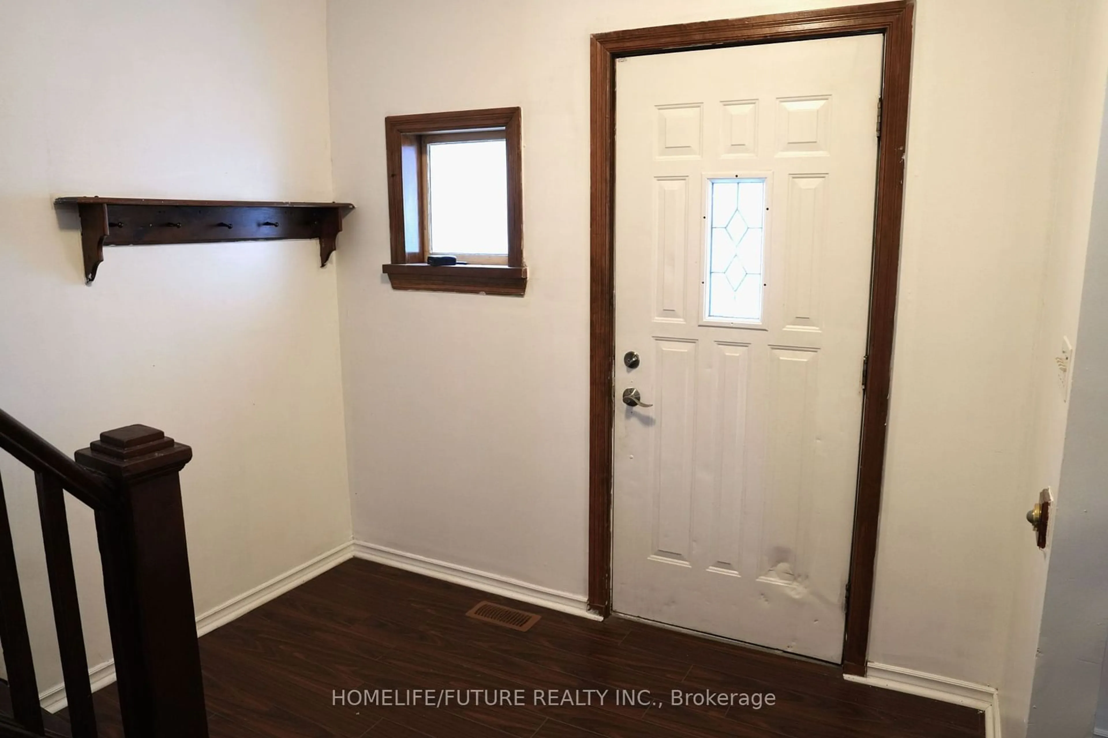 Indoor entryway for 273 Haig St, Oshawa Ontario L1G 5N9