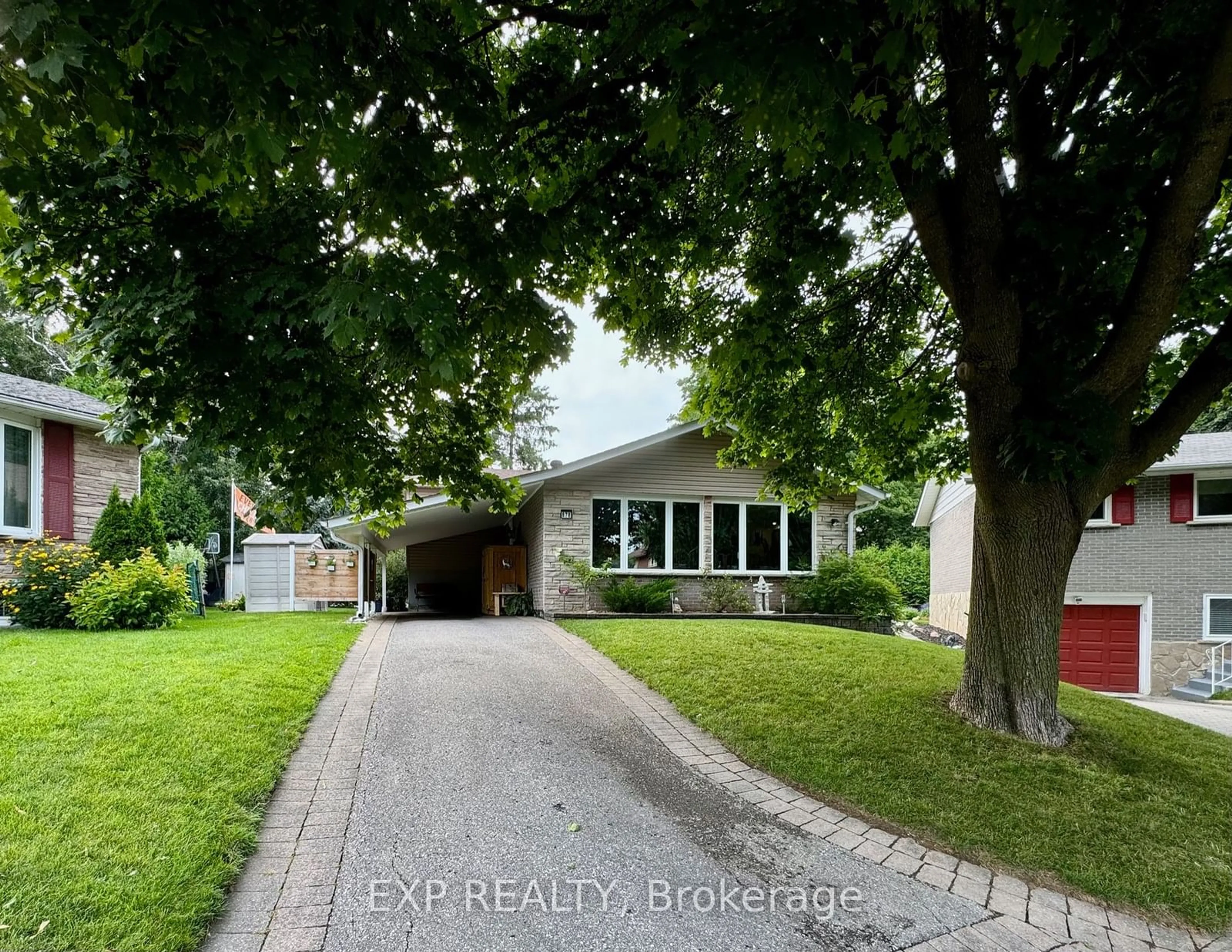Frontside or backside of a home for 878 Capri Crt, Oshawa Ontario L1H 1S1