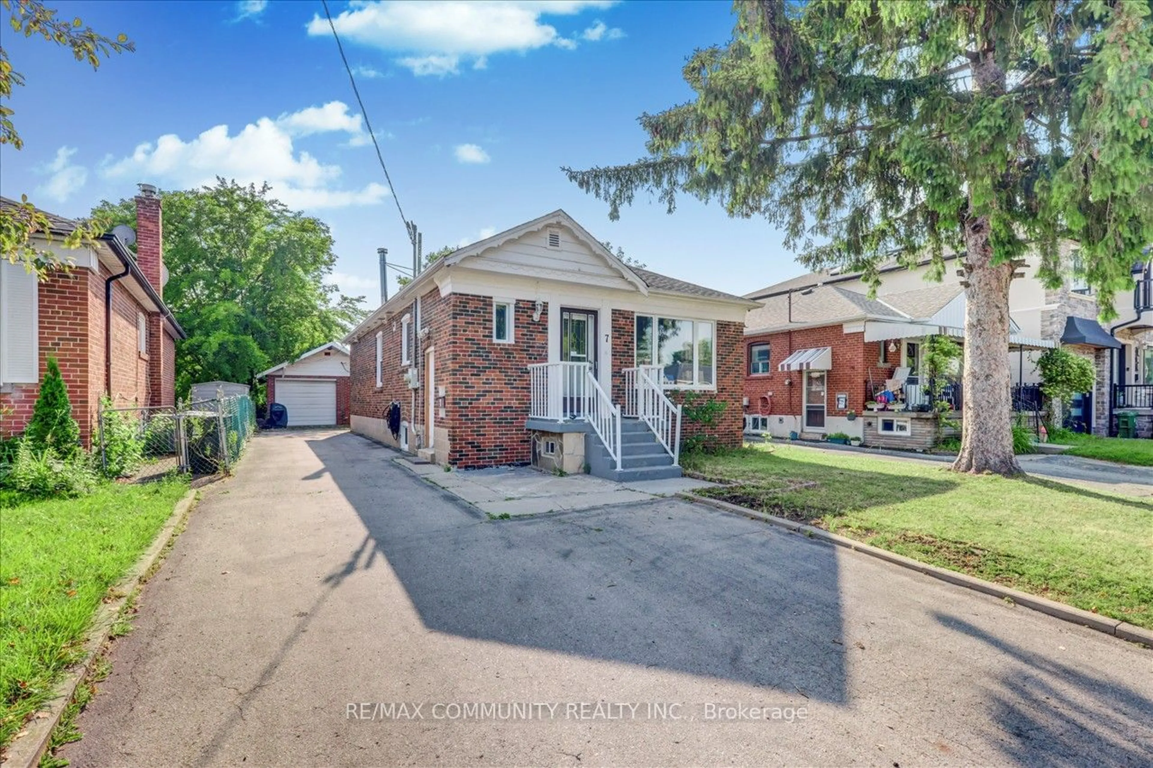 Frontside or backside of a home for 7 Princemere Cres, Toronto Ontario M1R 3W8