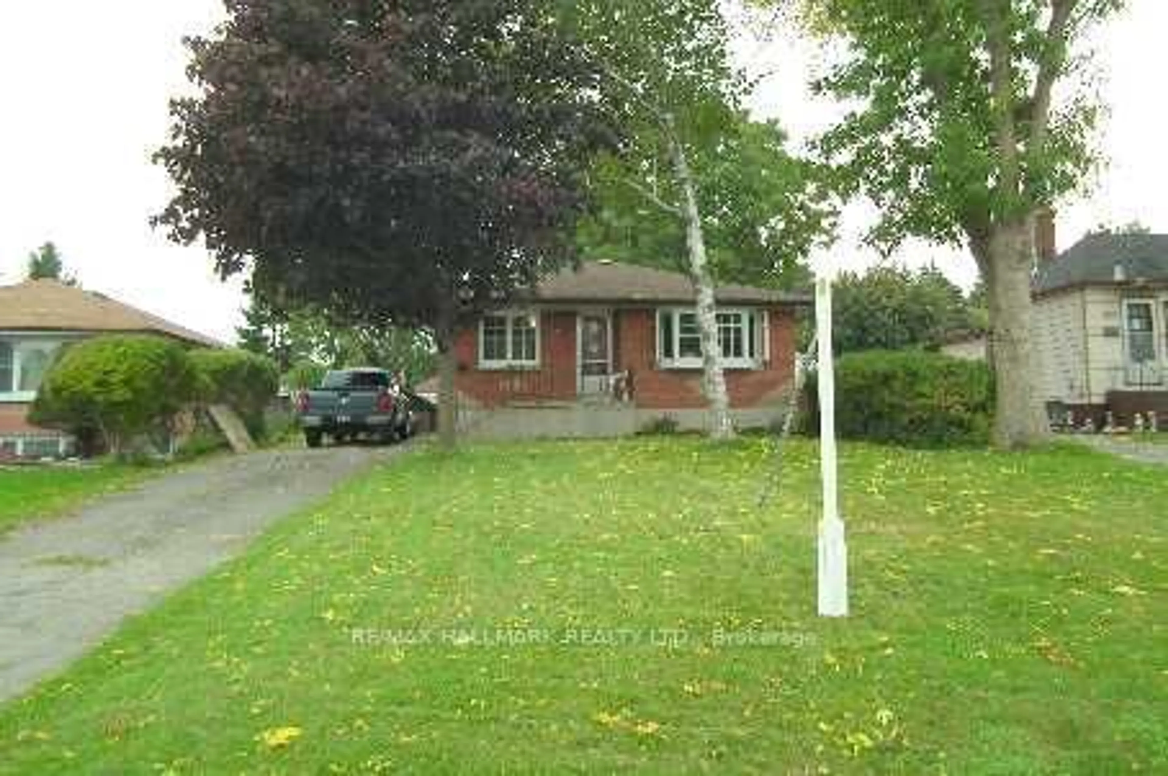 Cottage for 493 Dean Ave, Oshawa Ontario L1H 3E6