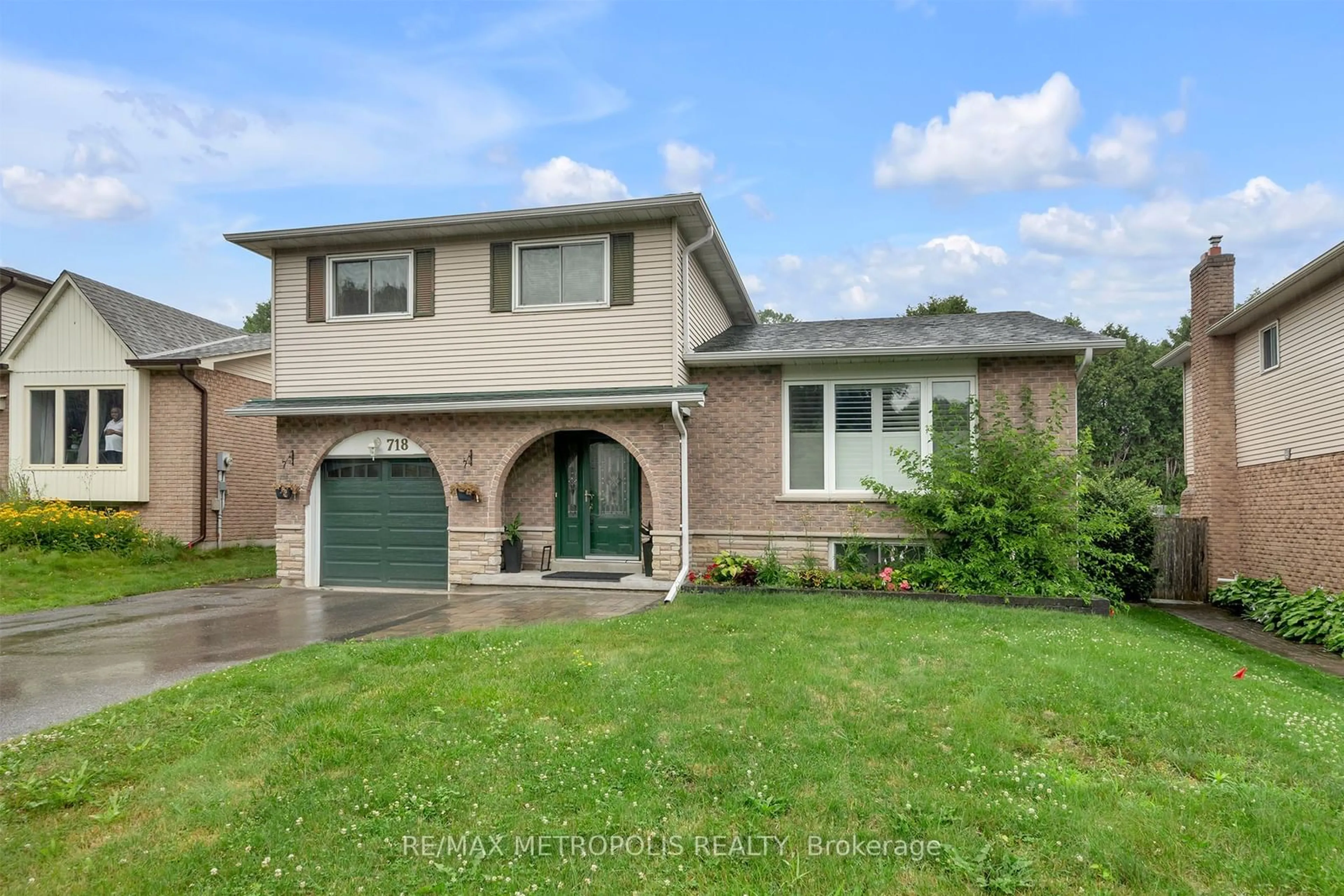 Frontside or backside of a home for 718 Greenbriar Dr, Oshawa Ontario L1G 7J6