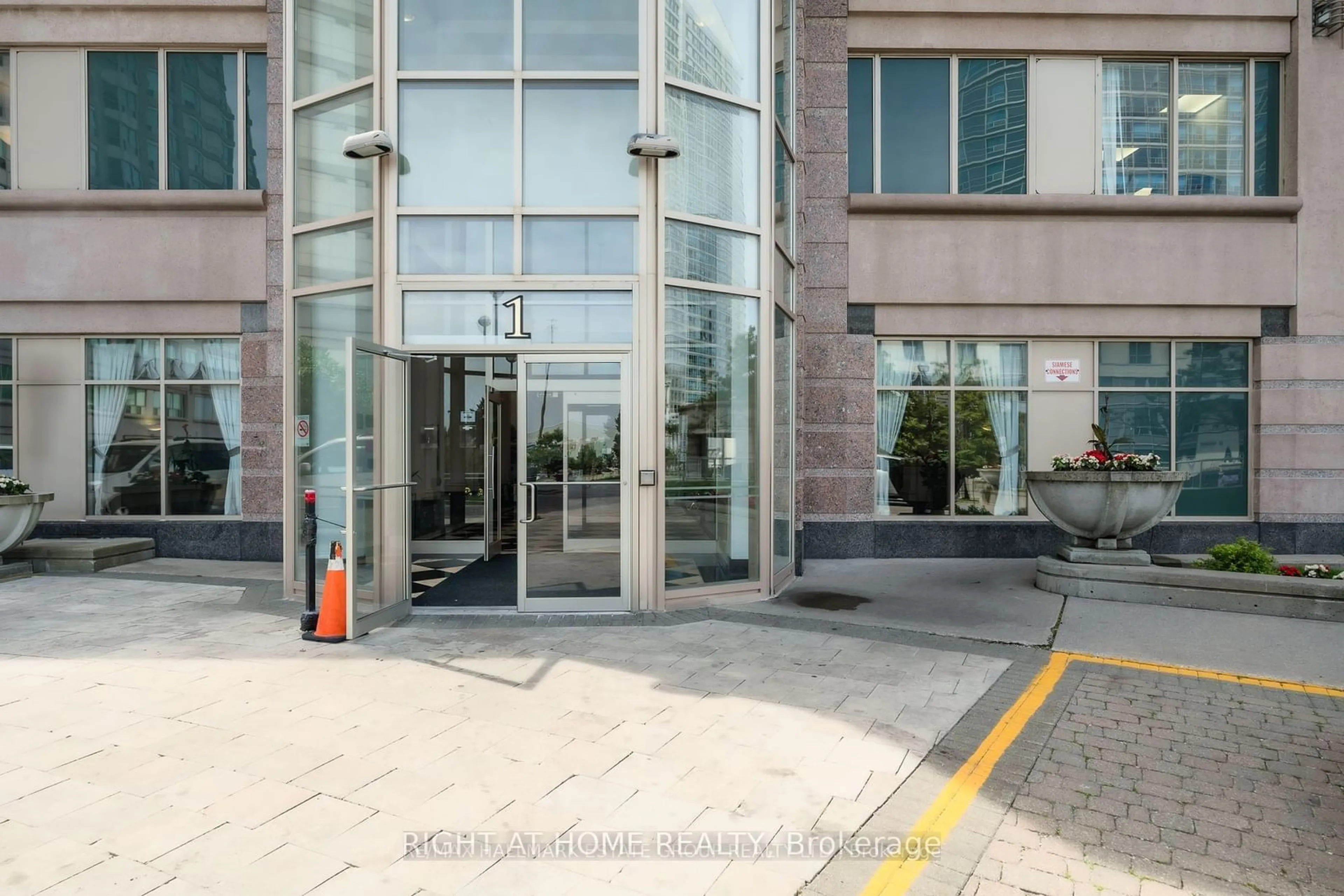 Indoor foyer for 1 Lee Centre Dr #509, Toronto Ontario M1H 3J2