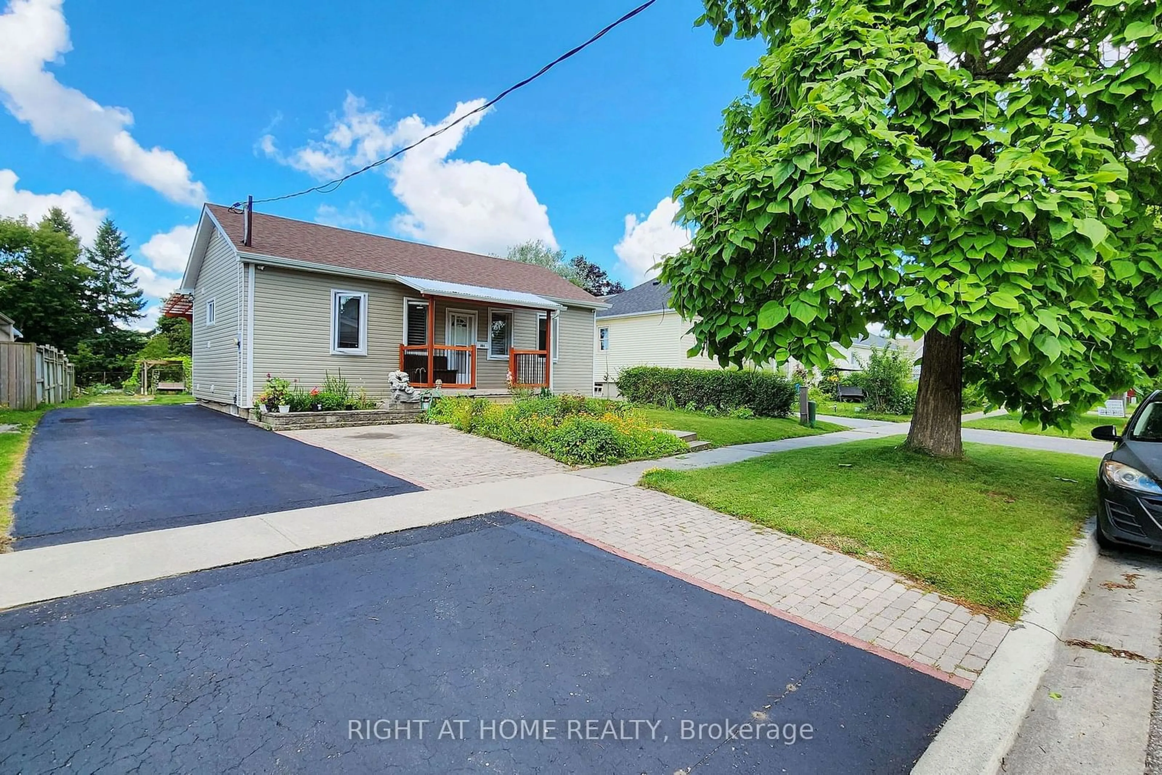 Frontside or backside of a home for 804 Rowena St, Oshawa Ontario L1H 4Z5