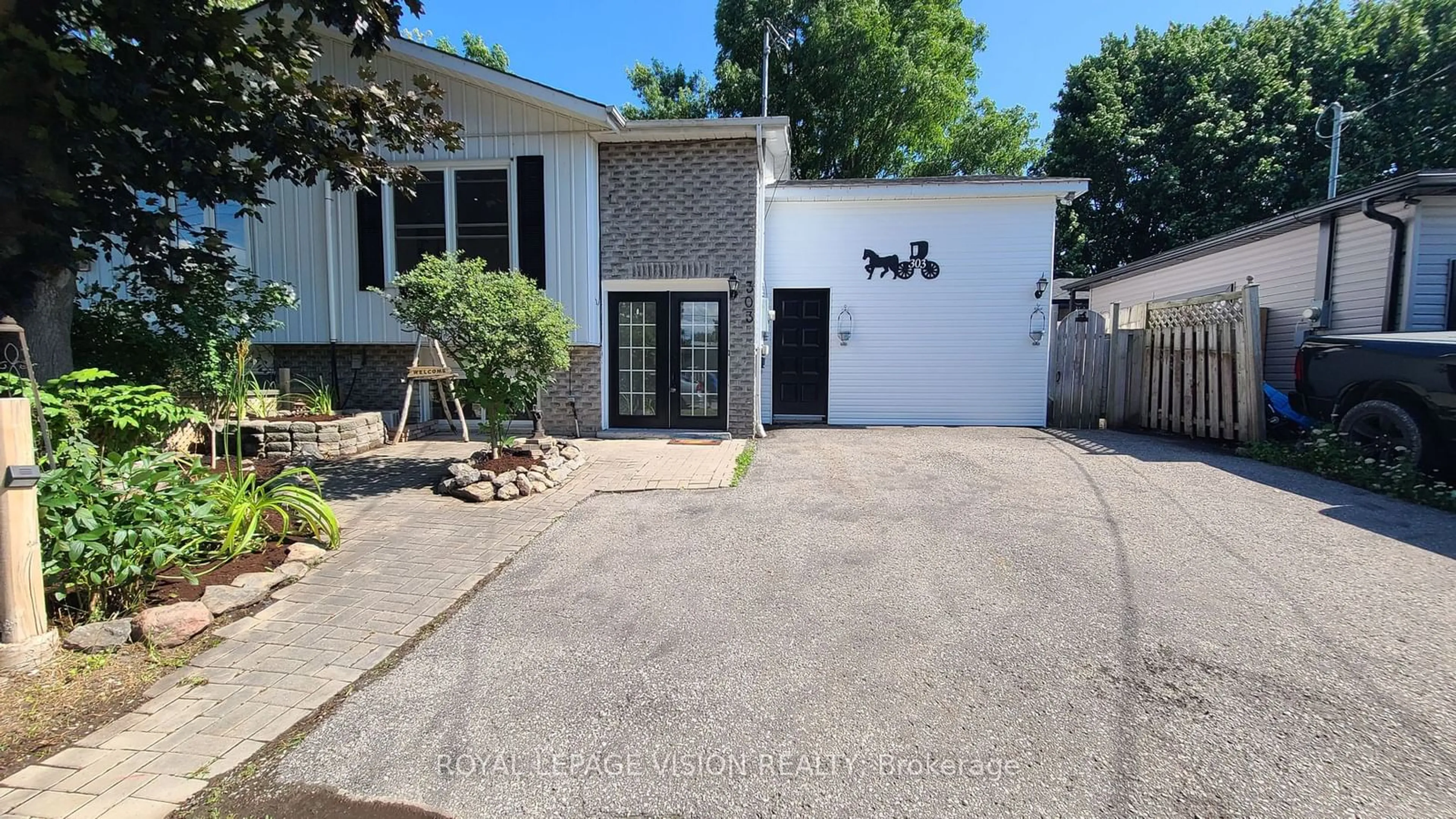 Frontside or backside of a home for 303 Beech St, Whitby Ontario L1N 3B3