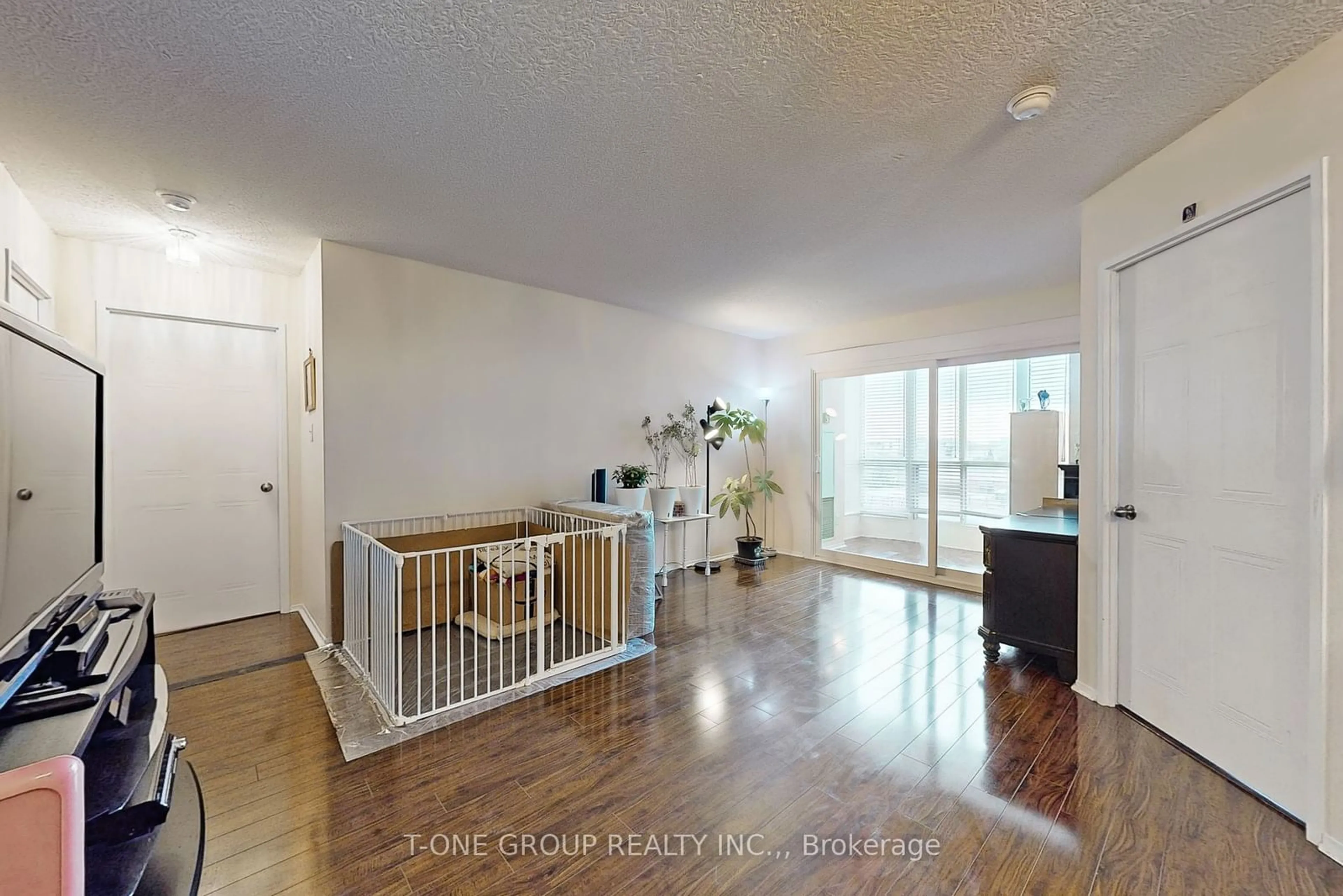 Indoor entryway for 2550 Lawrence Ave #516, Toronto Ontario M1P 4Z3