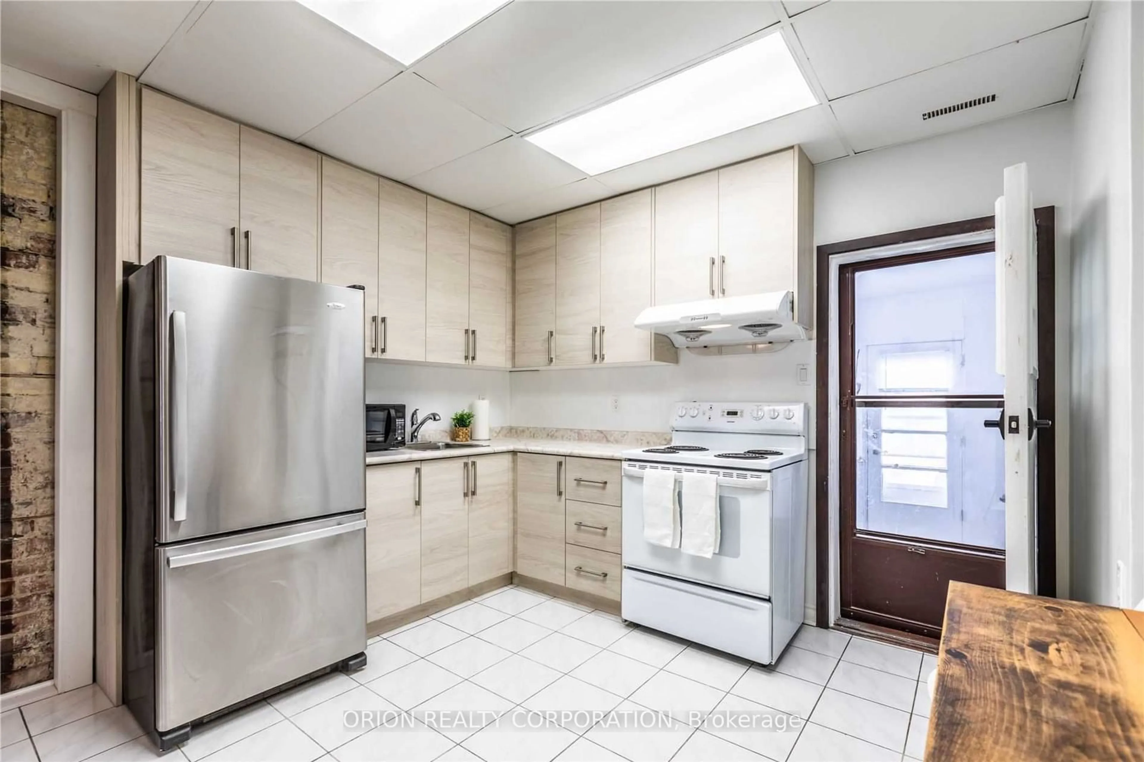 Standard kitchen for 324 Woodfield Rd, Toronto Ontario M4L 2X1