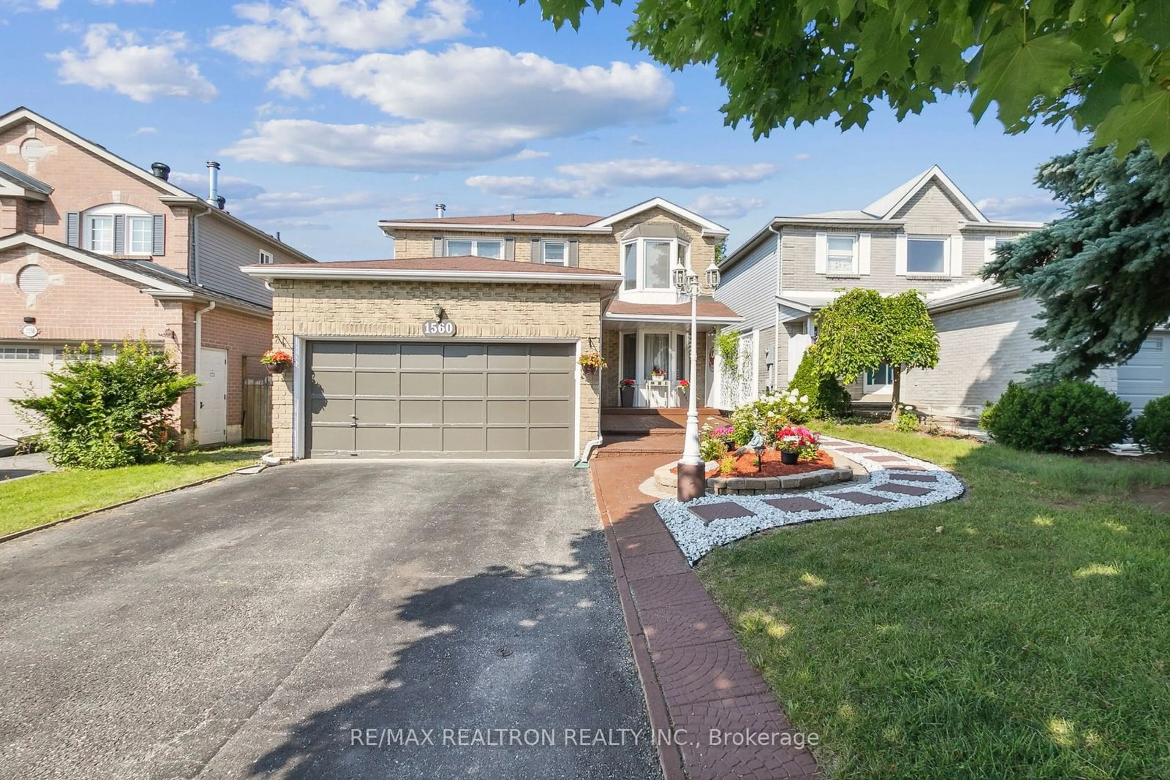 Frontside or backside of a home for 1560 Rawlings Dr, Pickering Ontario L1V 5B1