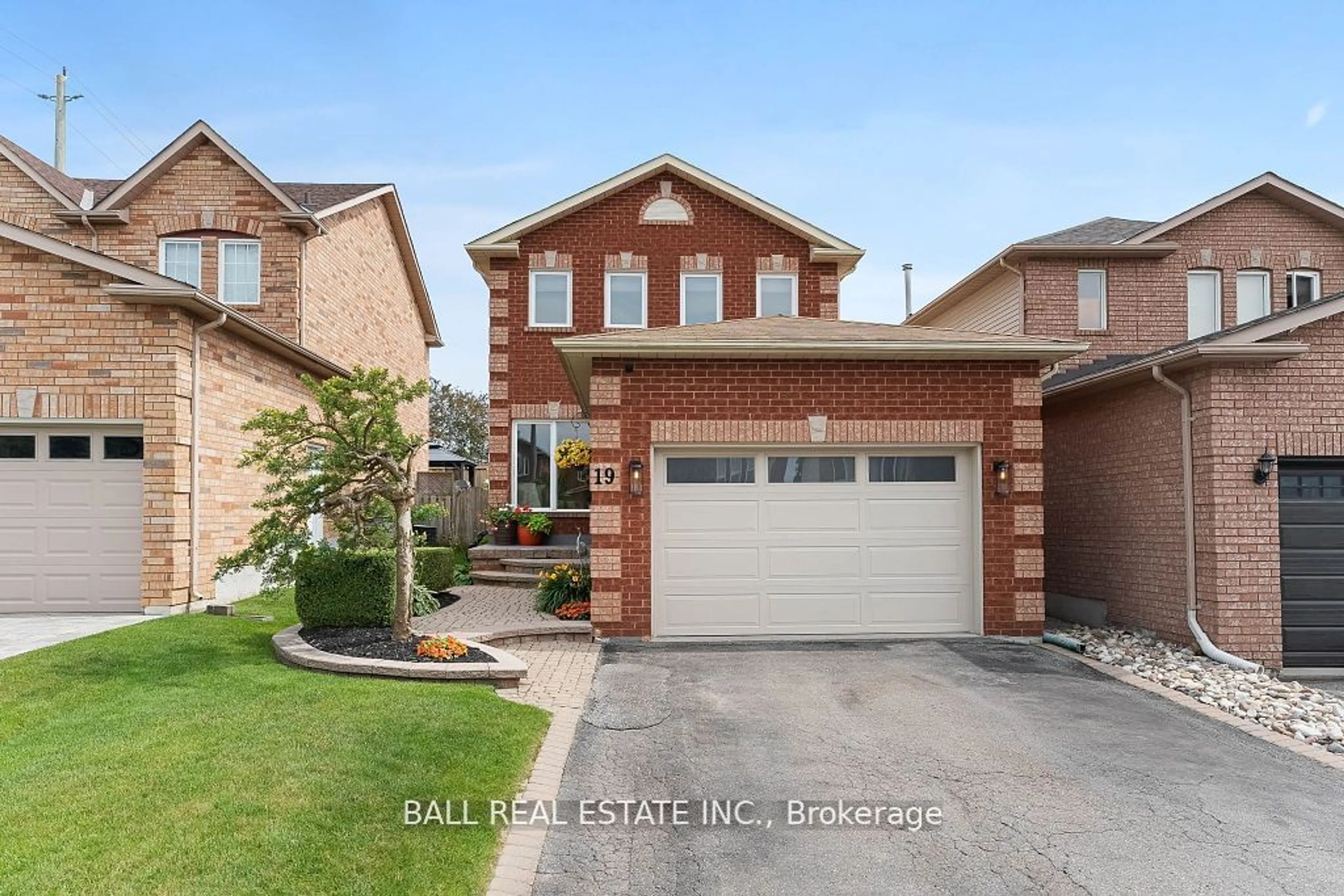 Frontside or backside of a home for 19 Glen Ray Crt, Clarington Ontario L1C 4W7