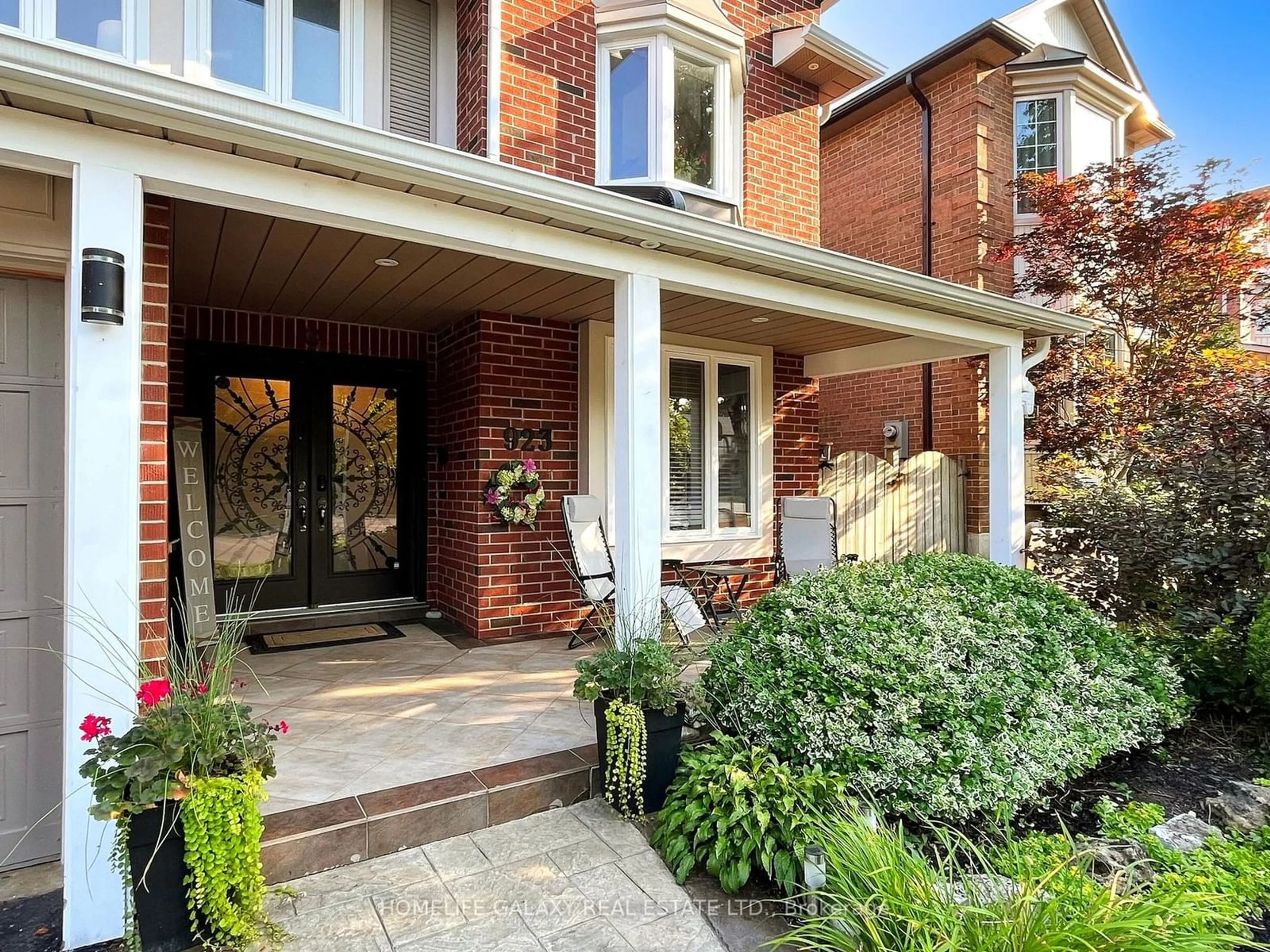 Home with brick exterior material for 923 Glenanna Rd, Pickering Ontario L1V 5G7