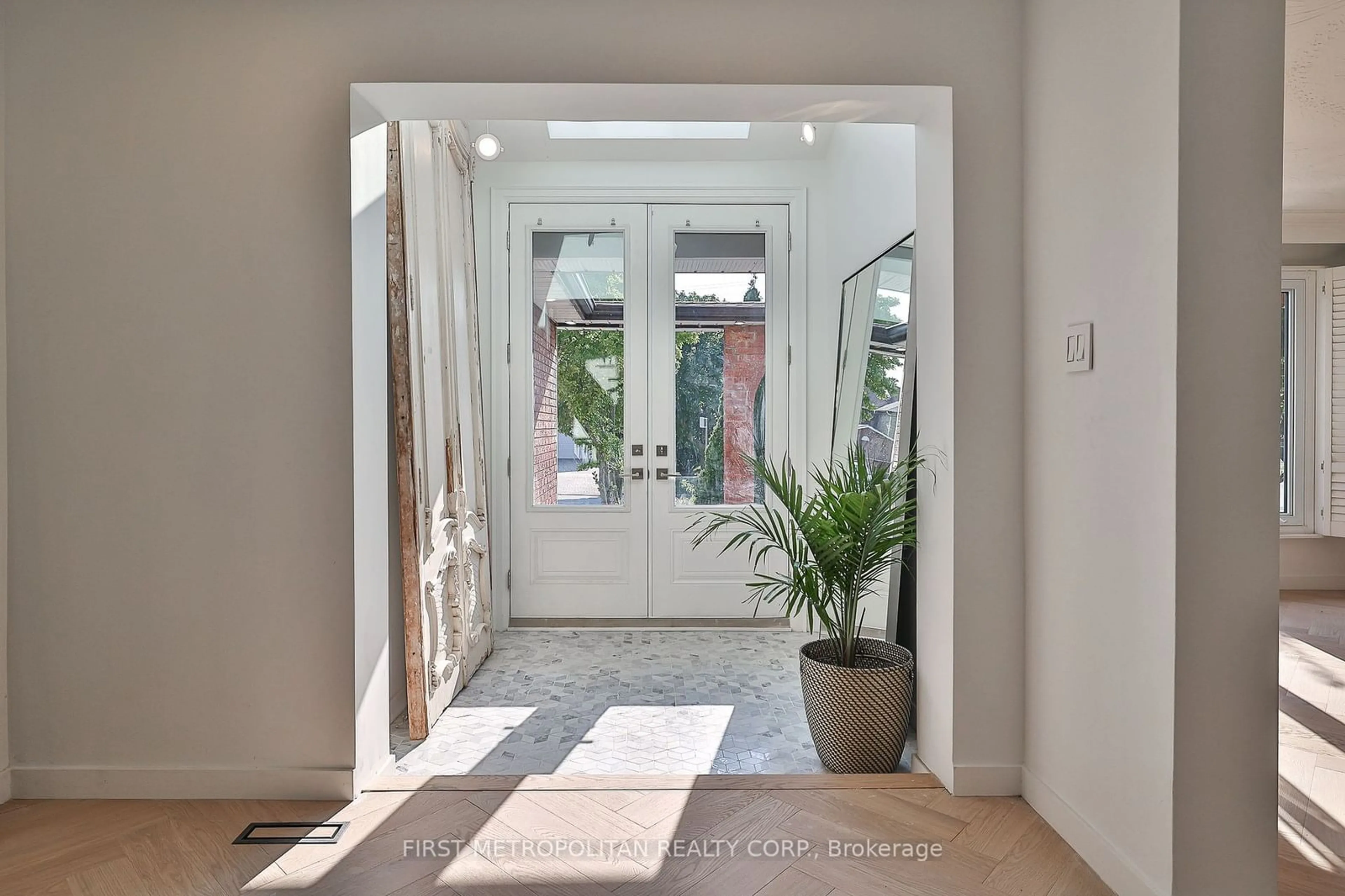 Indoor entryway for 395 Morrish Rd, Toronto Ontario M1C 1E9