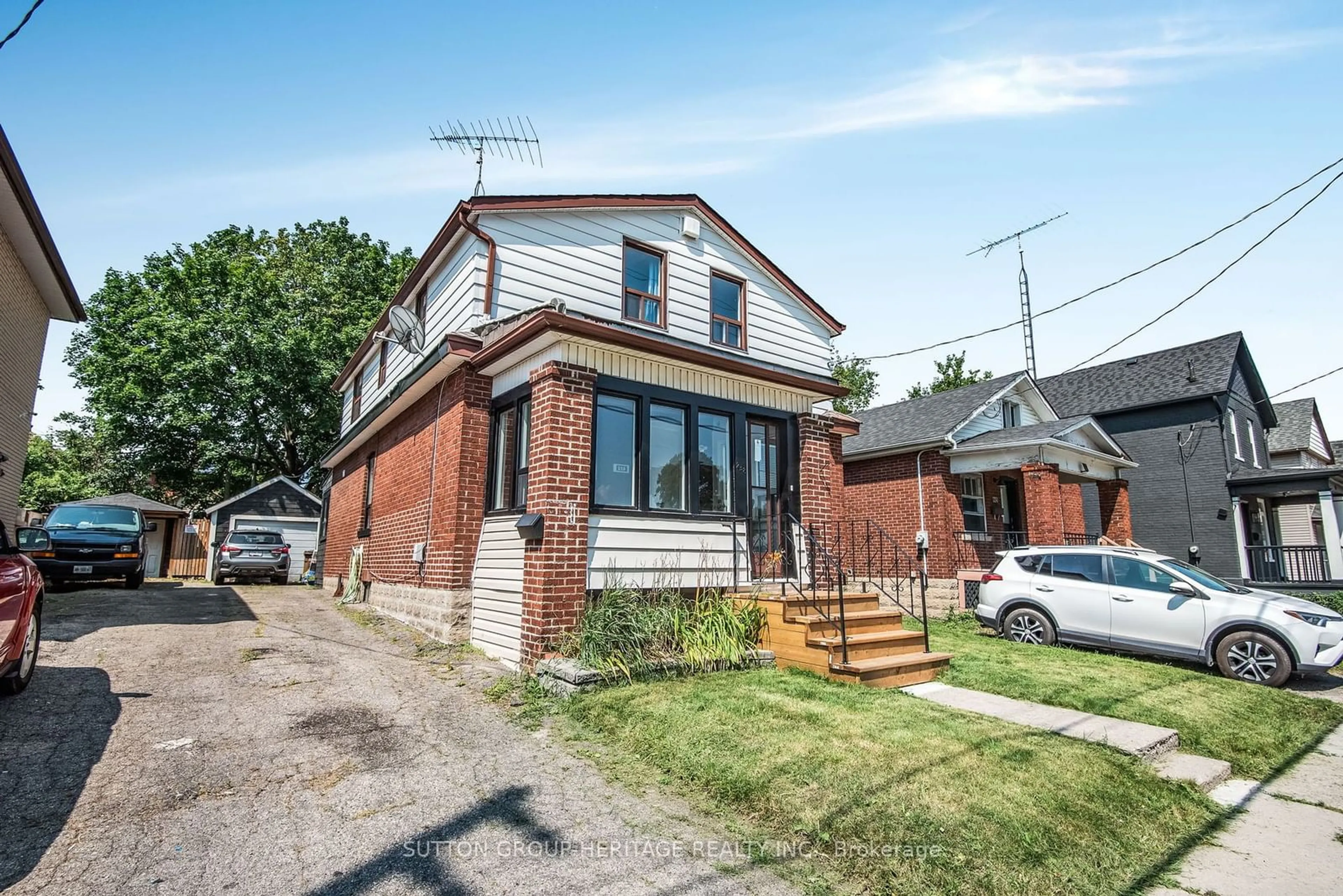 Frontside or backside of a home for 238 Albert St, Oshawa Ontario L1H 4R5