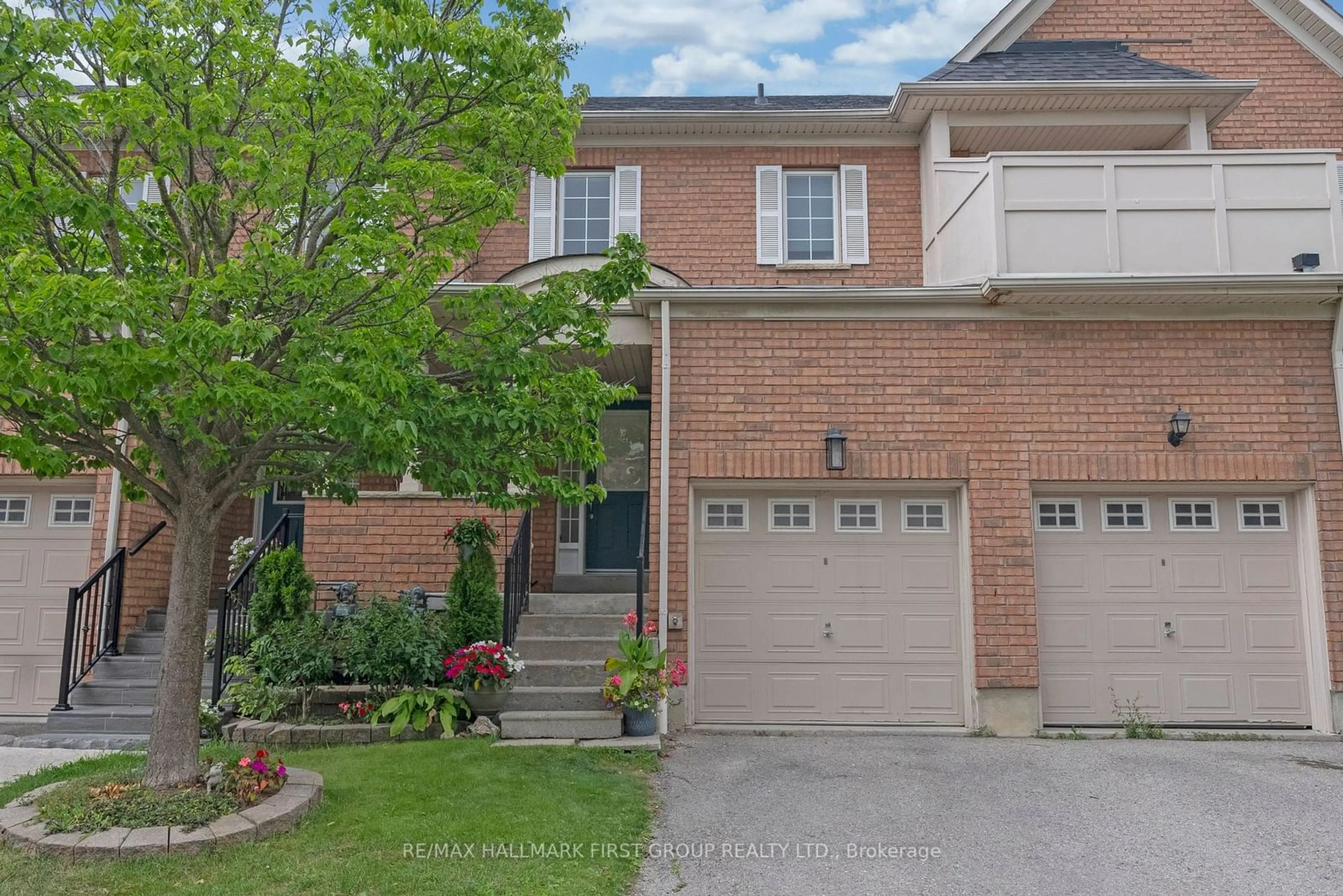 A pic from exterior of the house or condo for 32 Sprucedale Way, Whitby Ontario L1N 9T8