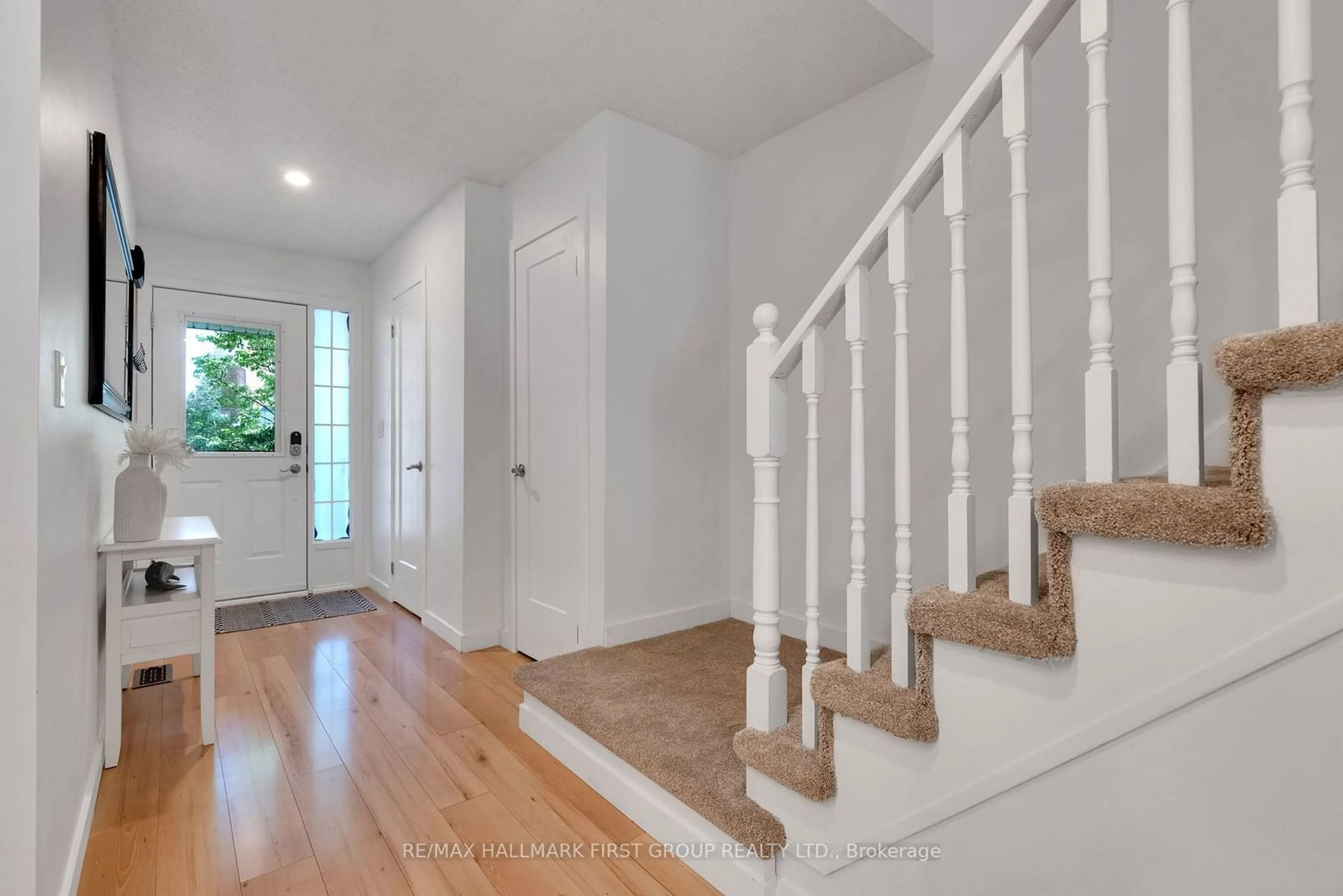 Indoor entryway for 32 Sprucedale Way, Whitby Ontario L1N 9T8