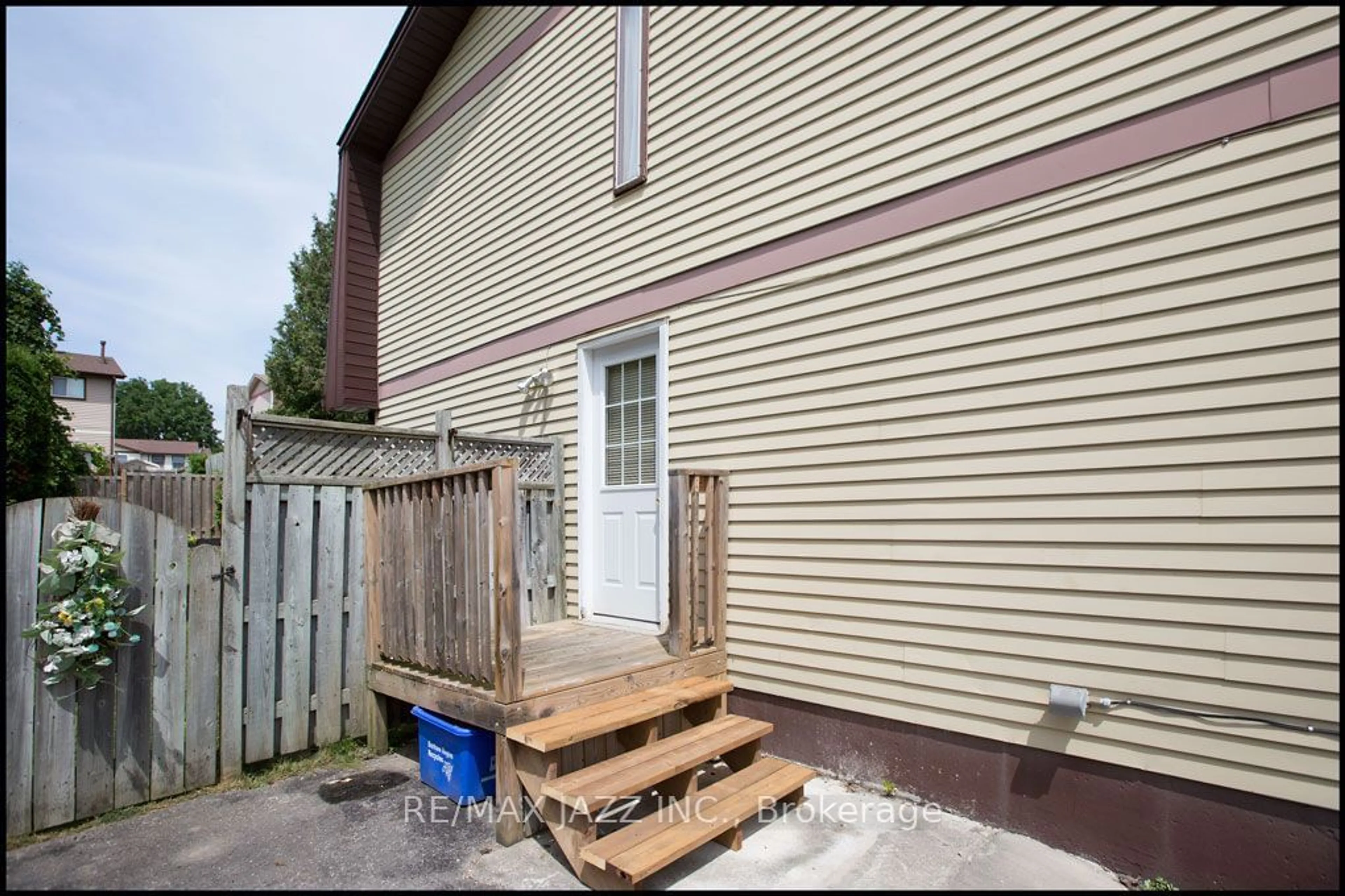 A pic from exterior of the house or condo for 718 Hillcroft St, Oshawa Ontario L1G 7H6