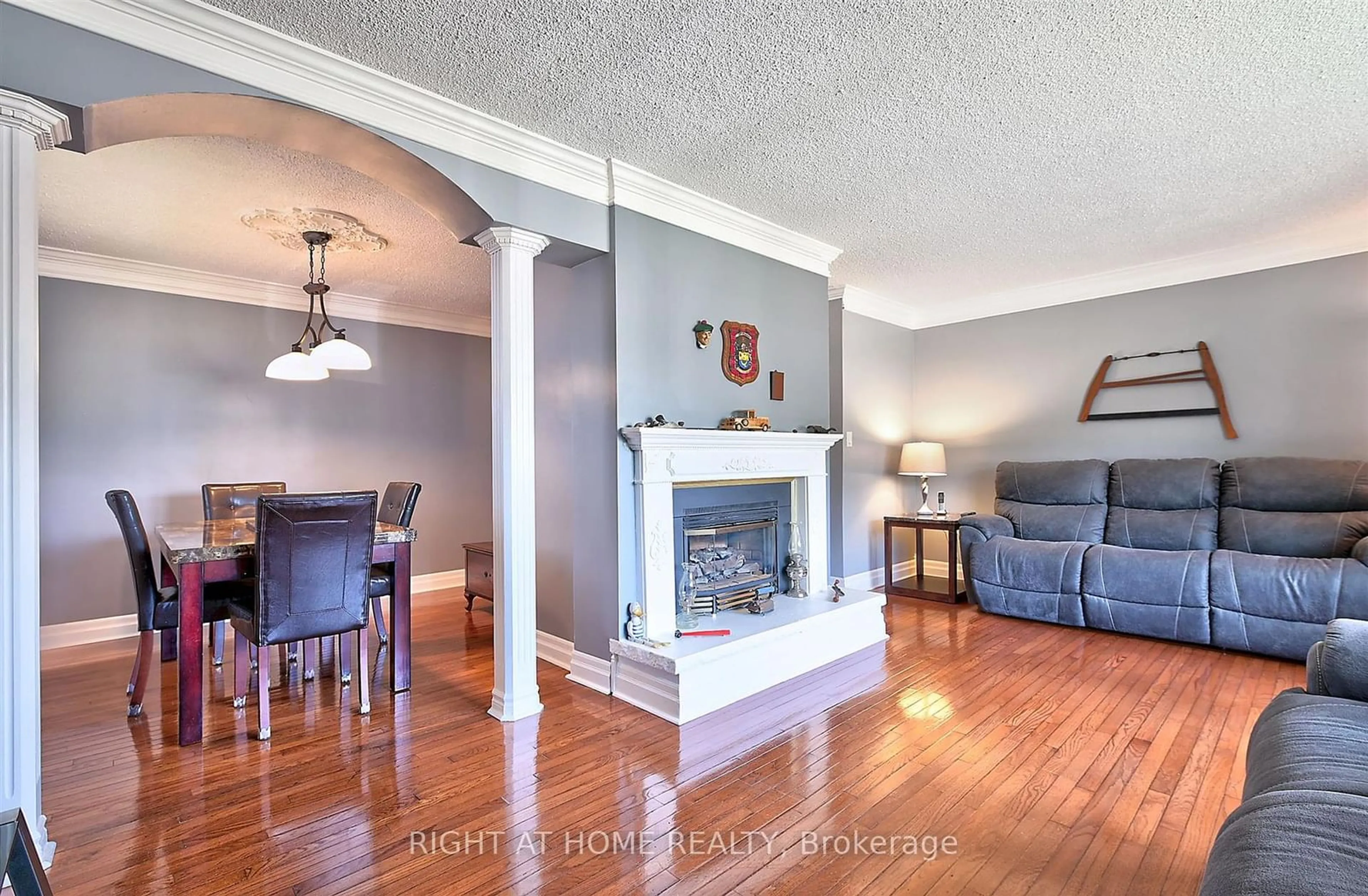 Living room for 467 JULIANA Dr, Oshawa Ontario L1G 2E9