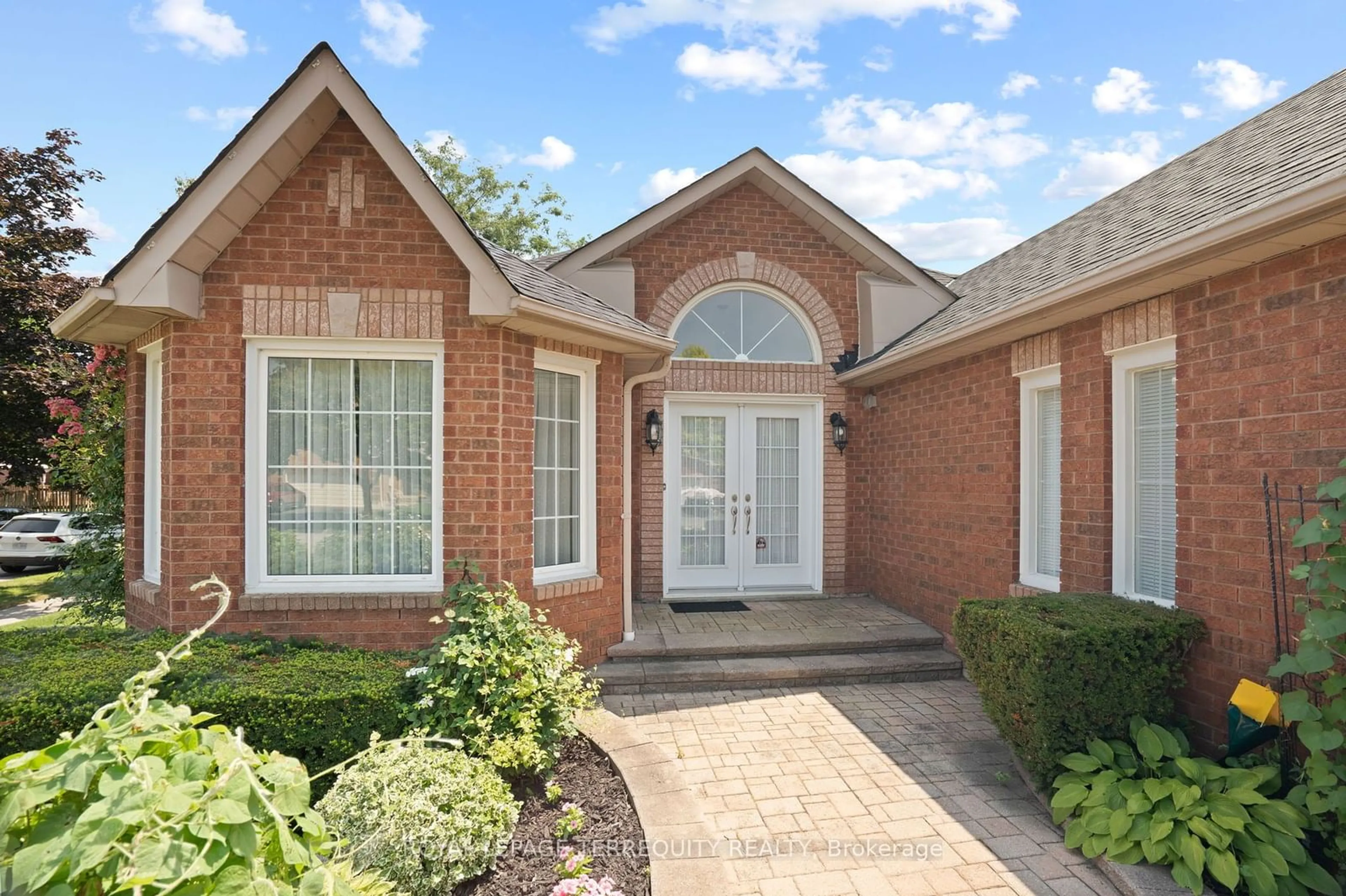 Home with brick exterior material for 5 Glenmore Dr, Whitby Ontario L1N 9J3