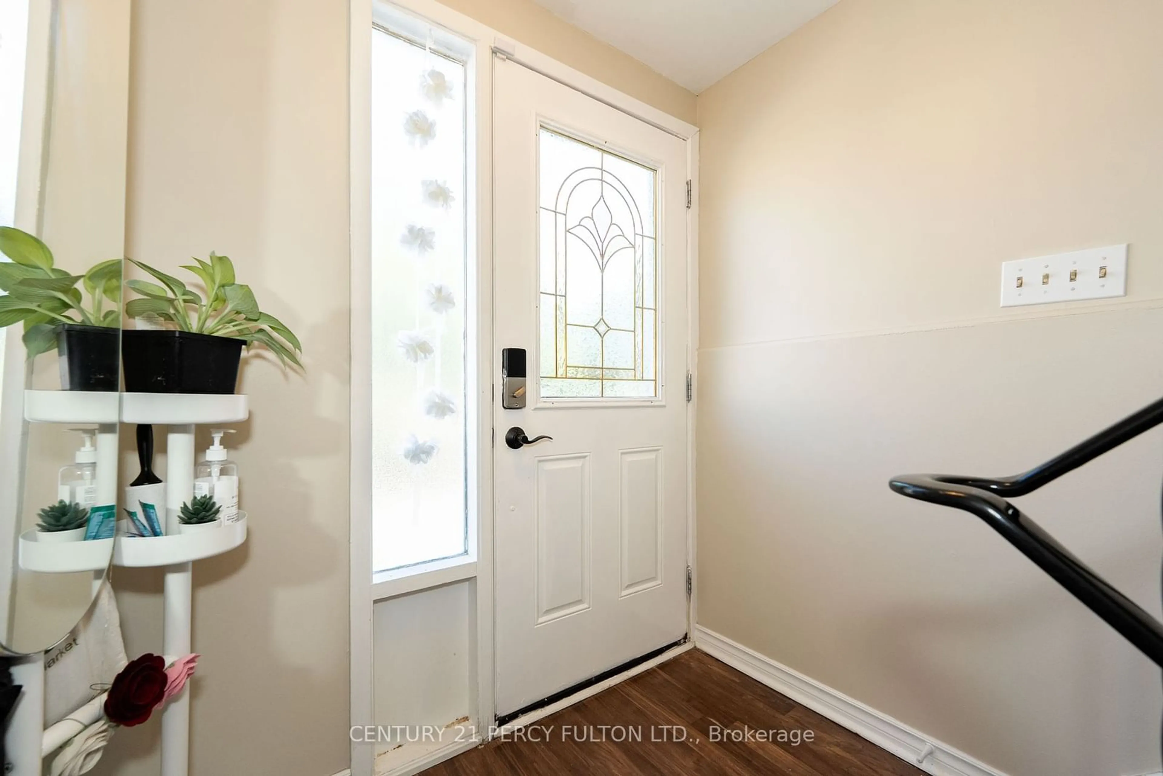 Indoor entryway for 350 Camelot Crt #4, Oshawa Ontario L1G 6P7