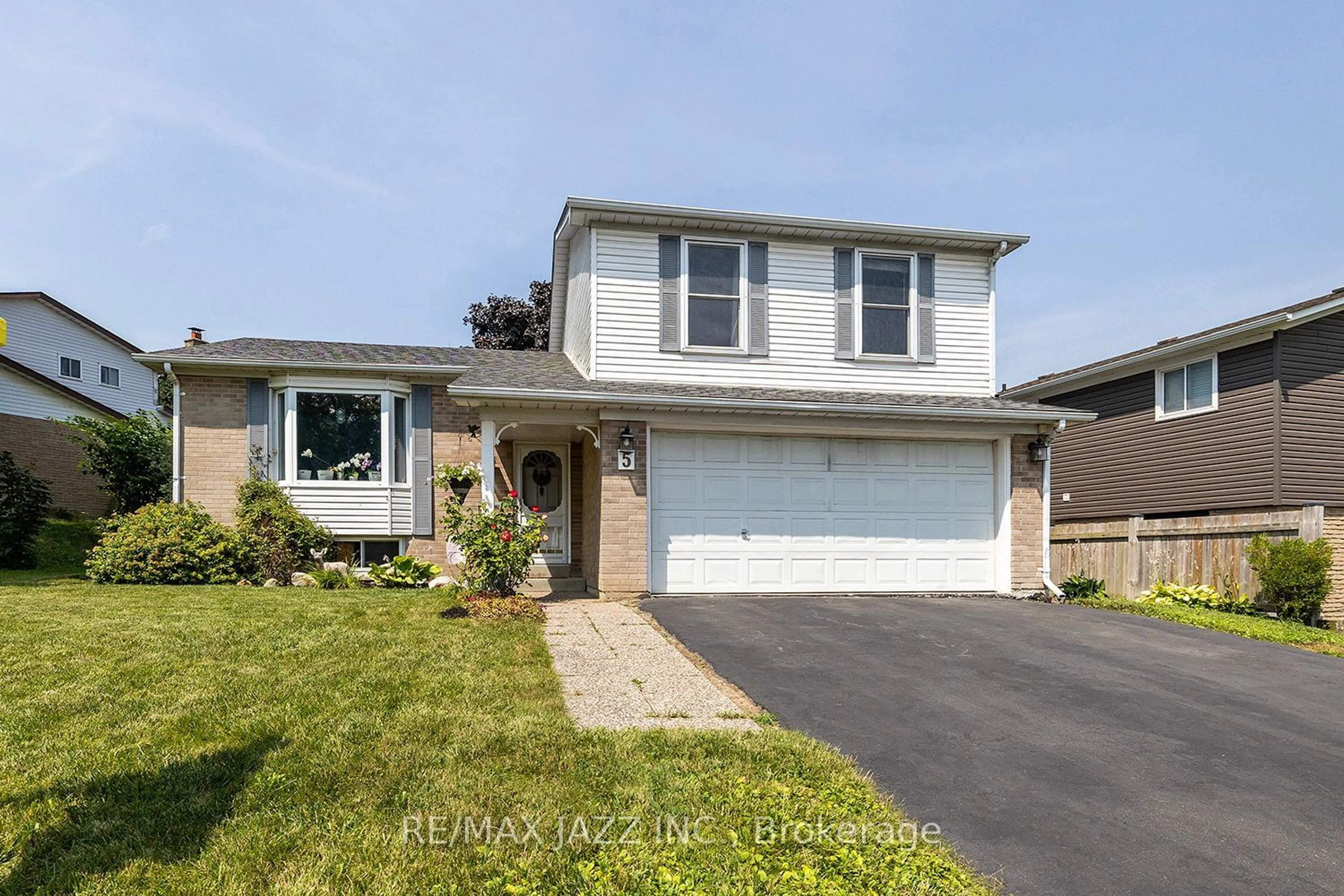 Frontside or backside of a home for 5 Rhonda Blvd, Clarington Ontario L1C 3W3
