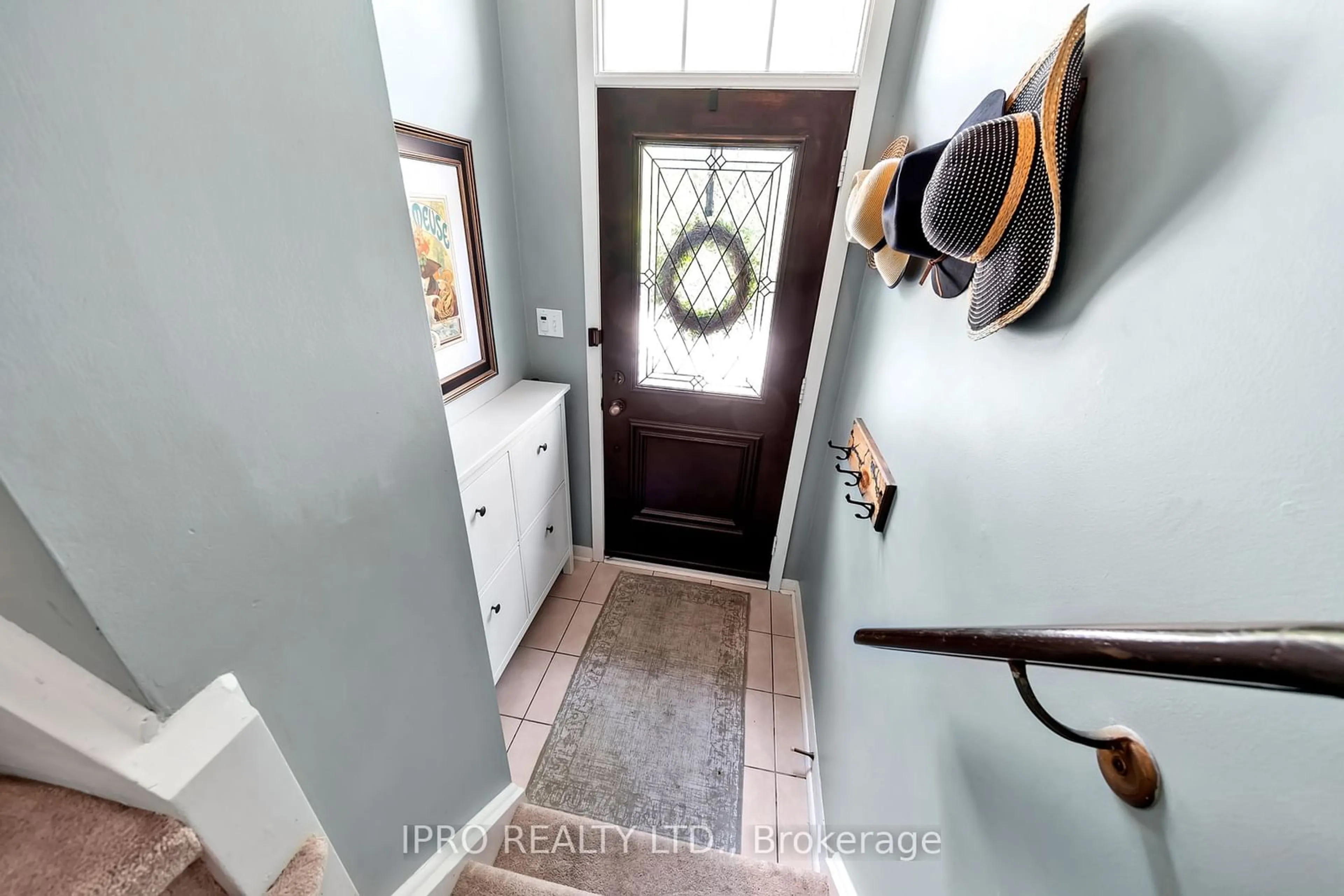 Indoor entryway for 1250 St. Martins Dr #21, Pickering Ontario L1W 0A2