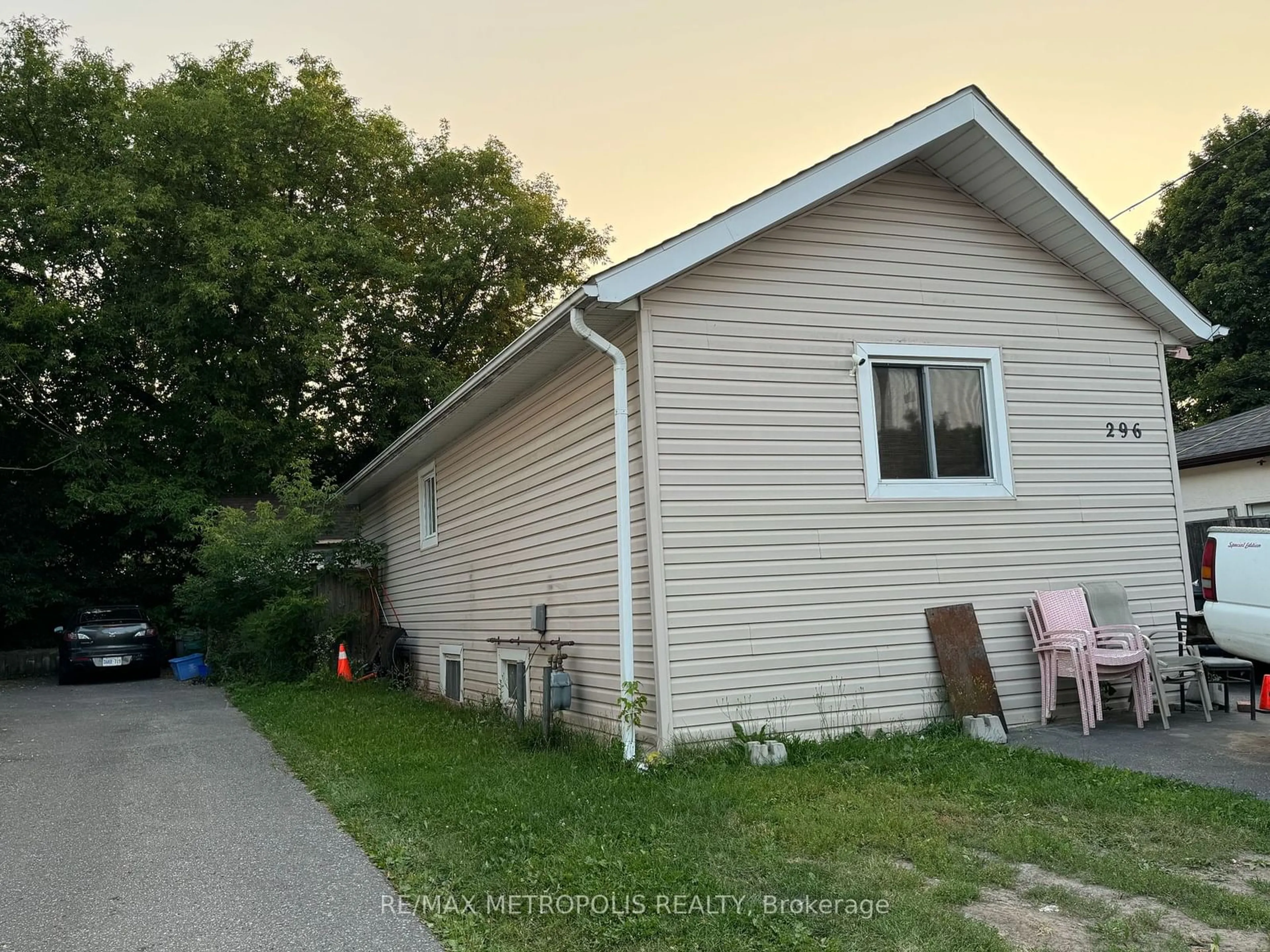 Frontside or backside of a home for 296 Albert St, Oshawa Ontario L1H 4R8