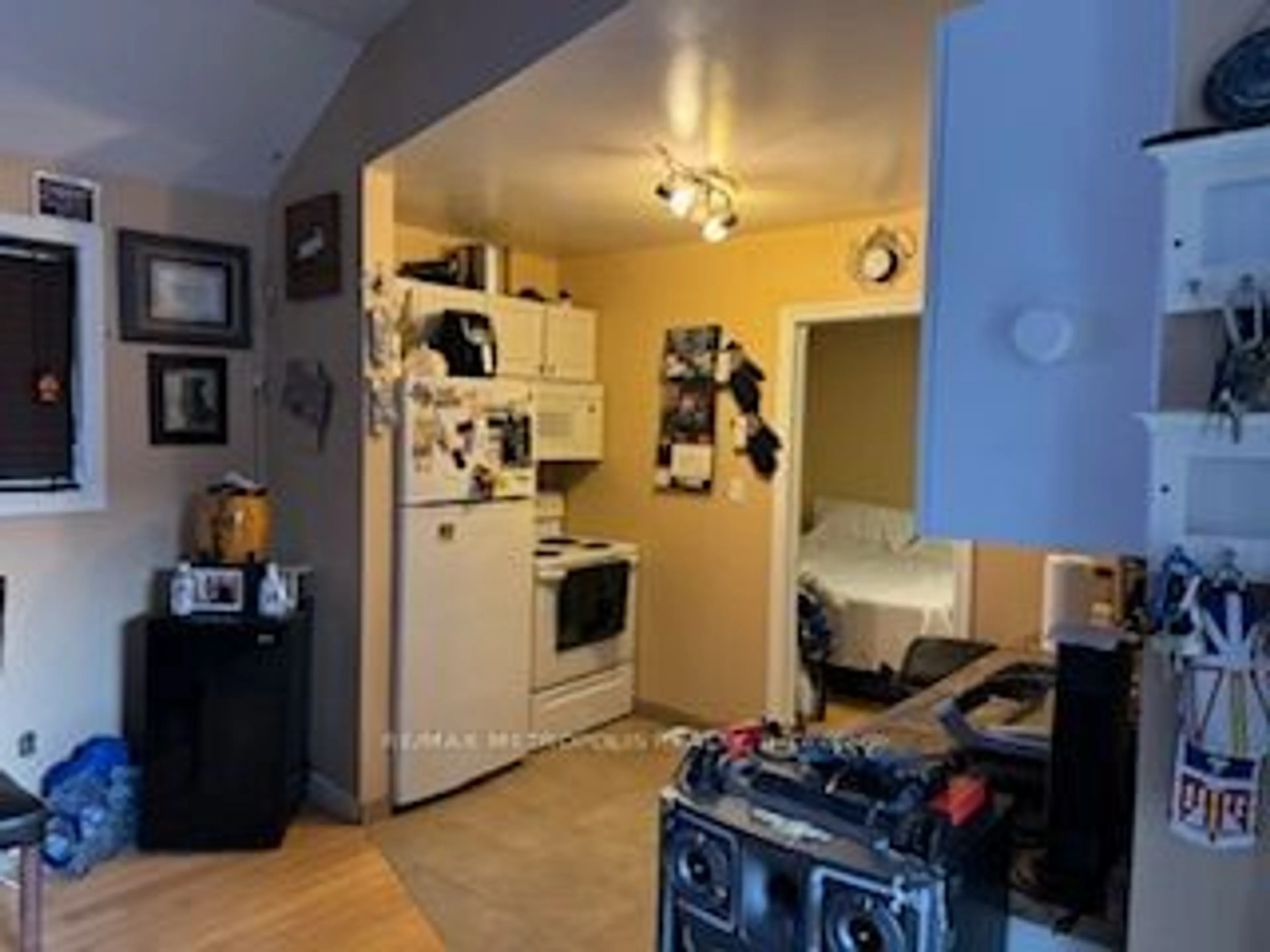 Standard kitchen for 296 Albert St, Oshawa Ontario L1H 4R8