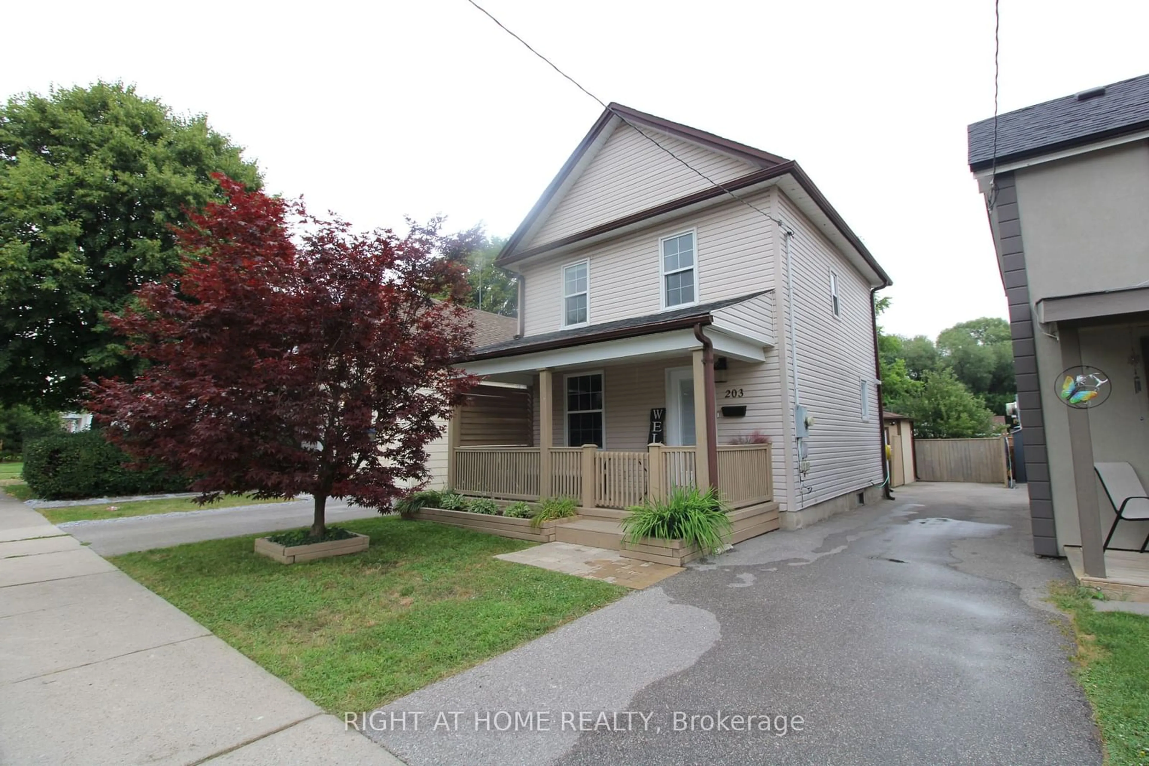 Frontside or backside of a home for 203 Nassau St, Oshawa Ontario L1J 4A6